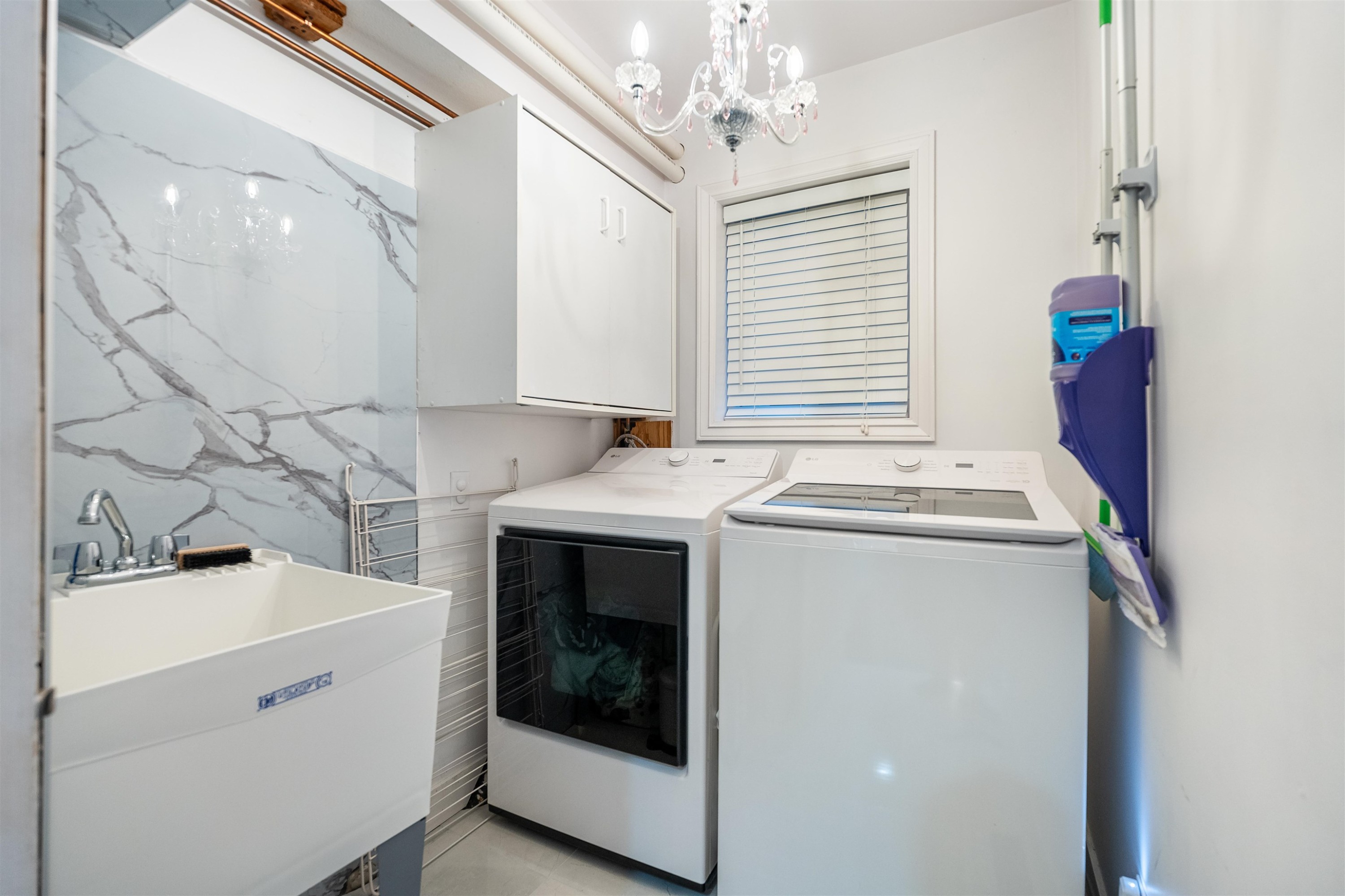 887 Riverside Drive, Port Coquitlam, BC - Indoor Photo Showing Laundry Room