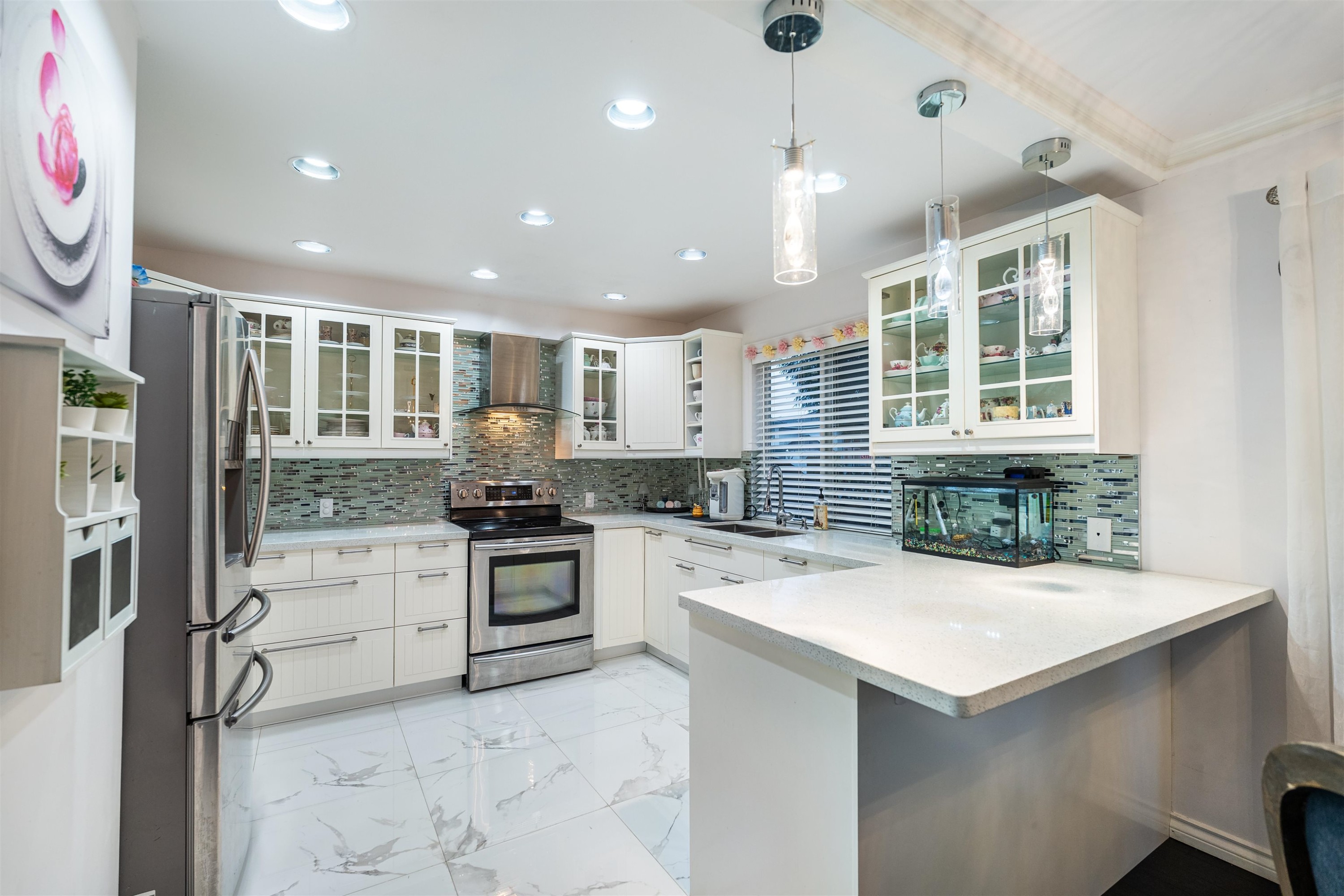 887 Riverside Drive, Port Coquitlam, BC - Indoor Photo Showing Kitchen With Upgraded Kitchen