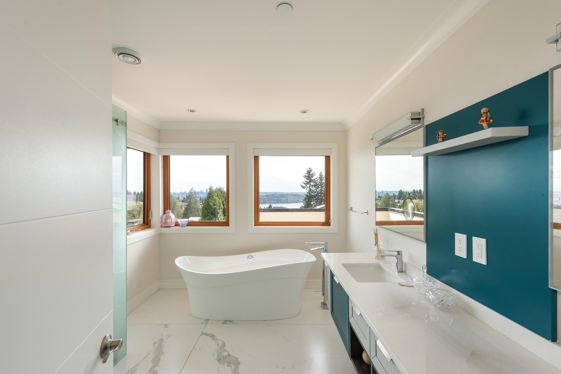 1160 Queens Avenue, West Vancouver, BC