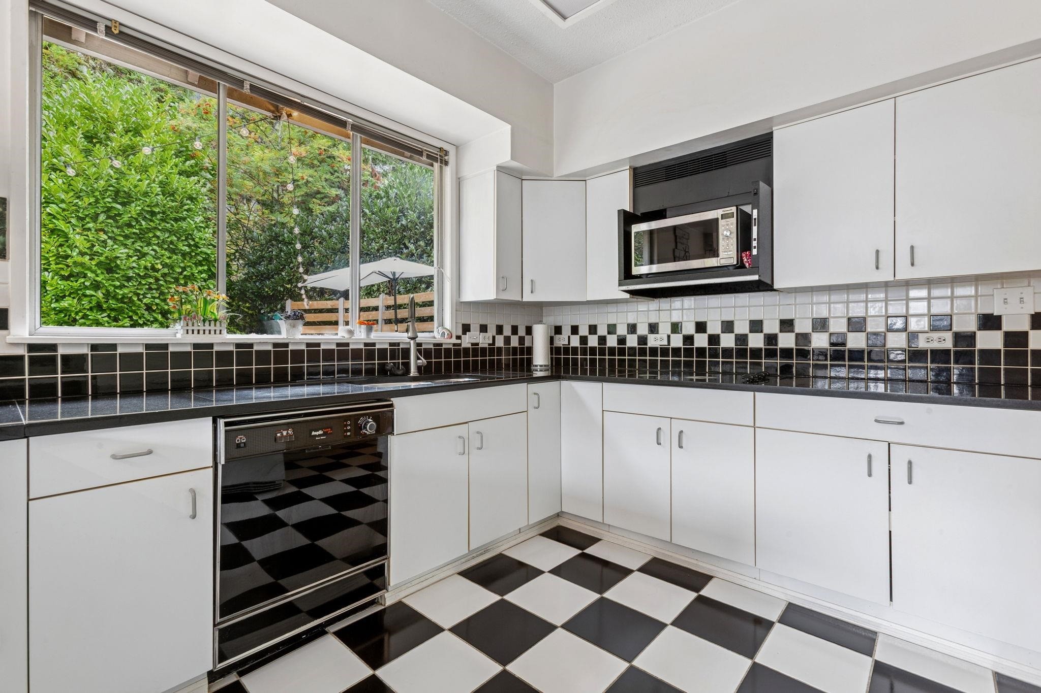 5607 Eagle Harbour Road, West Vancouver, BC