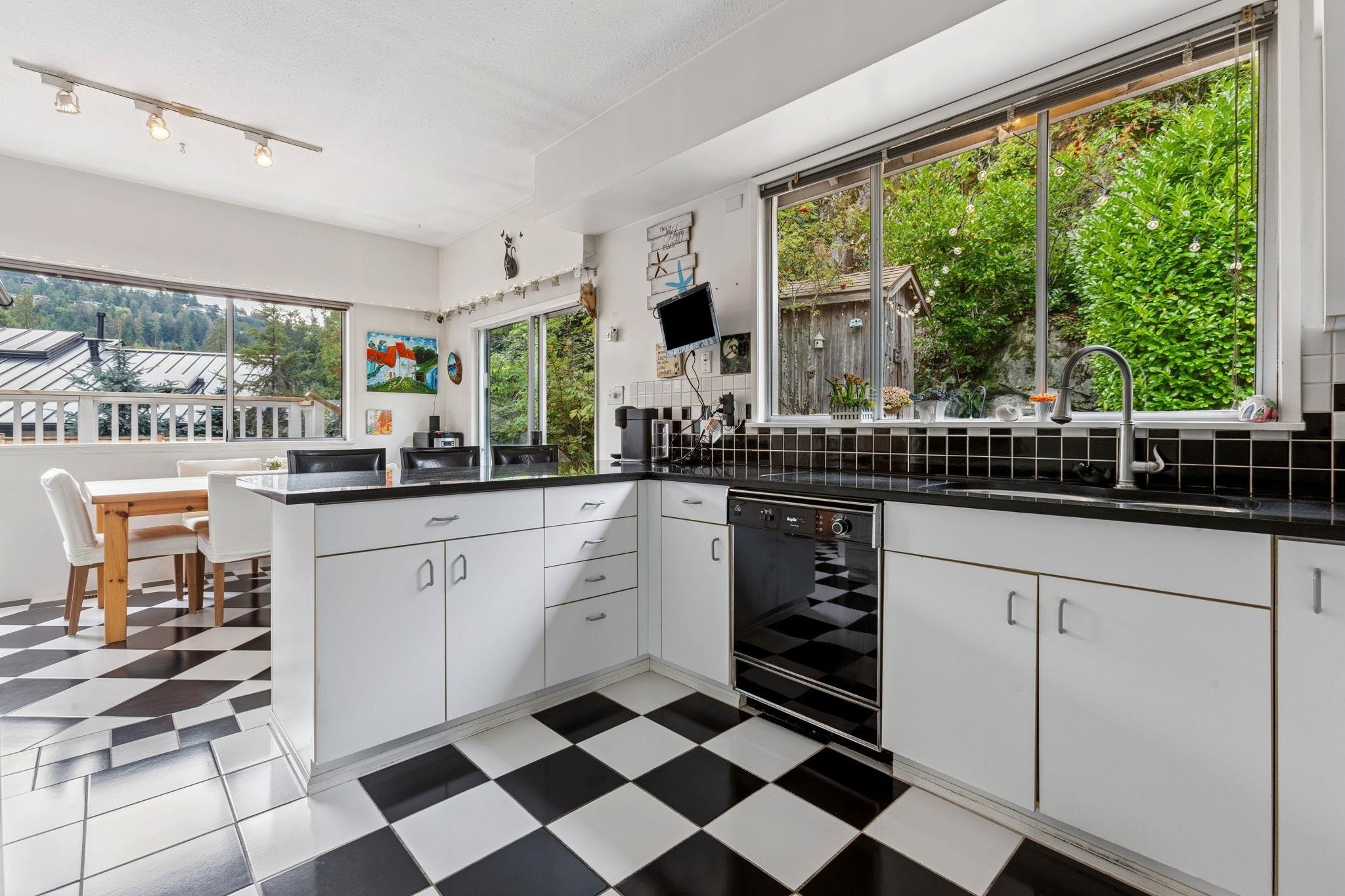 5607 Eagle Harbour Road, West Vancouver, BC