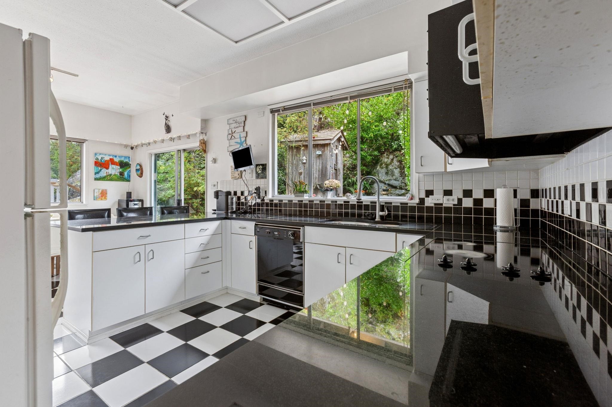 5607 Eagle Harbour Road, West Vancouver, BC