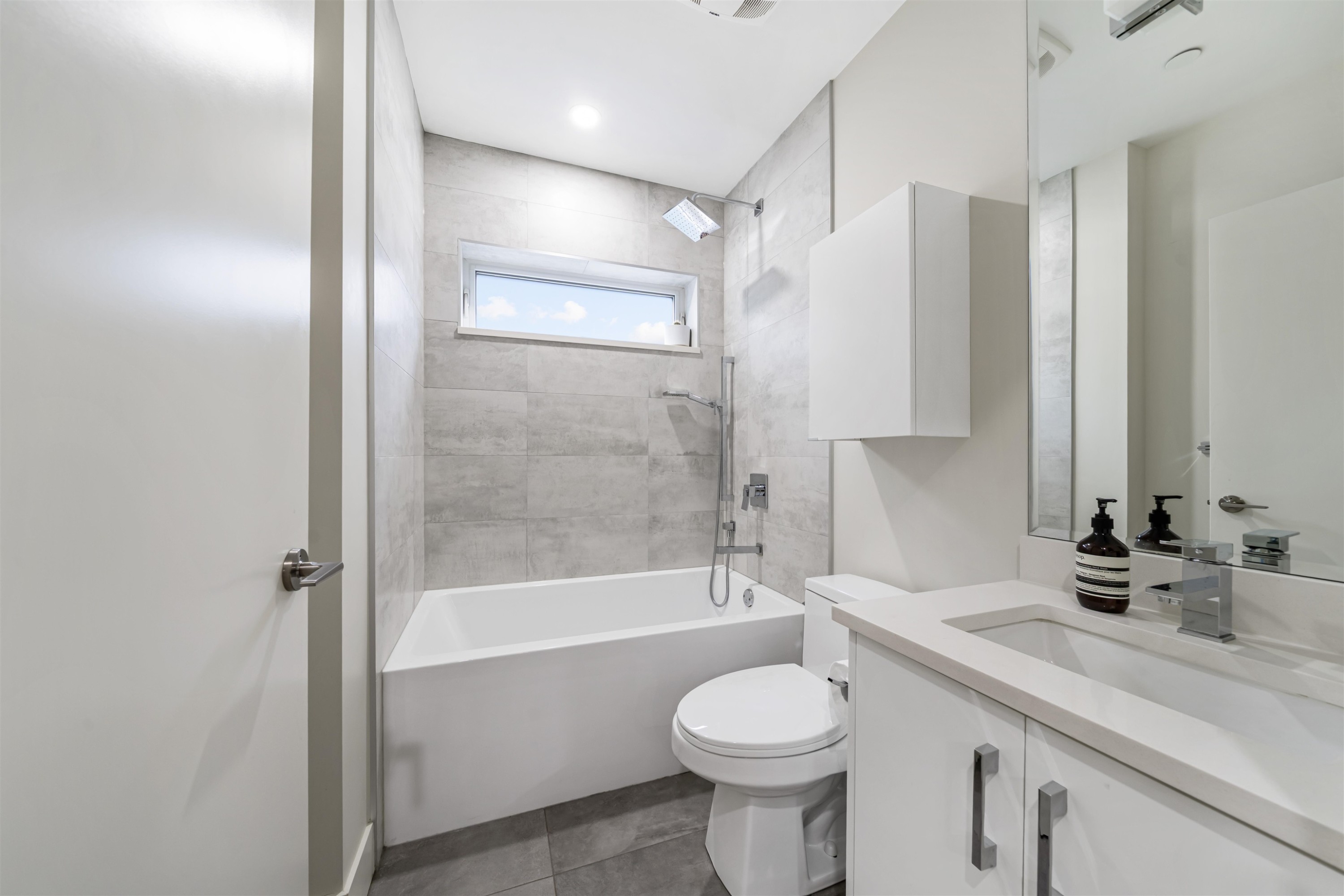 1758 14Th Avenue E, Vancouver, BC