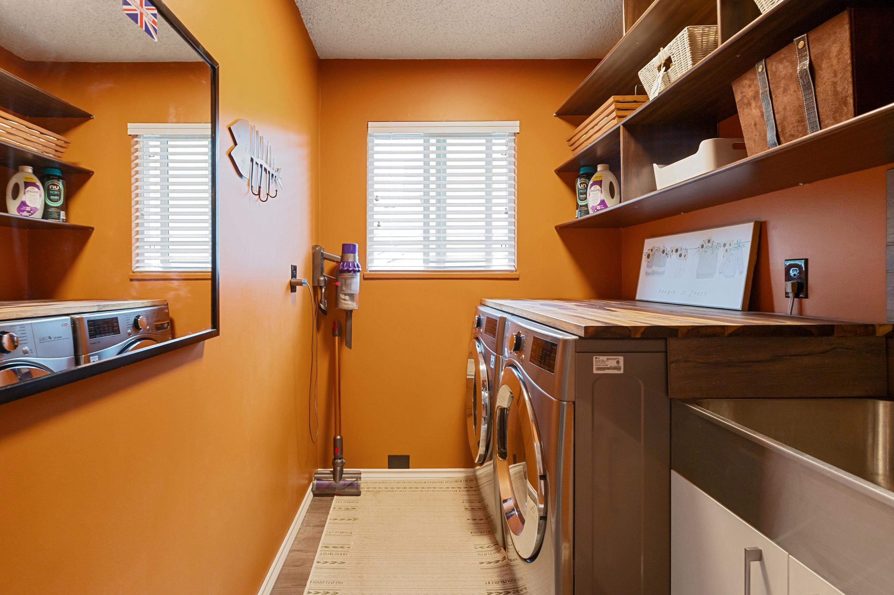 3358 Jervis Street, Port Coquitlam, BC - Indoor Photo Showing Laundry Room