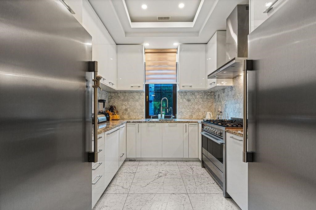 558 Glenross Road, West Vancouver, BC - Indoor Photo Showing Kitchen With Upgraded Kitchen