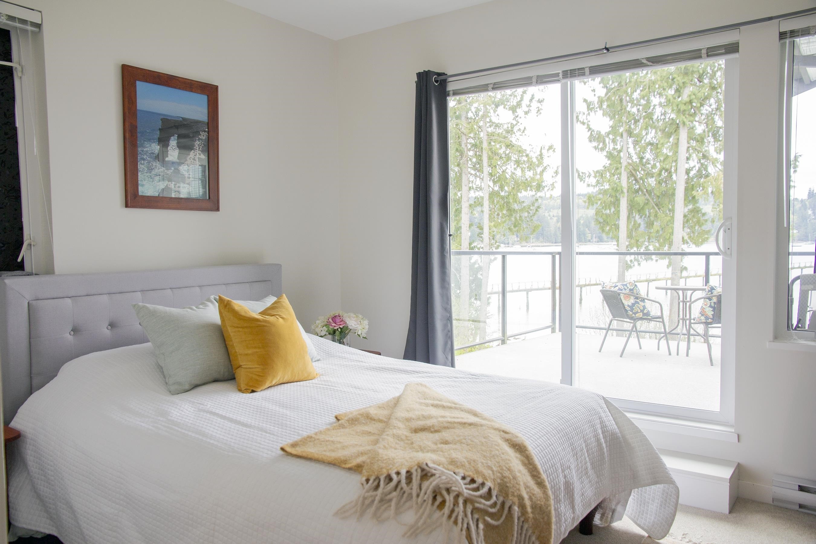 5915 Beachgate Lane, Sechelt, BC - Indoor Photo Showing Bedroom
