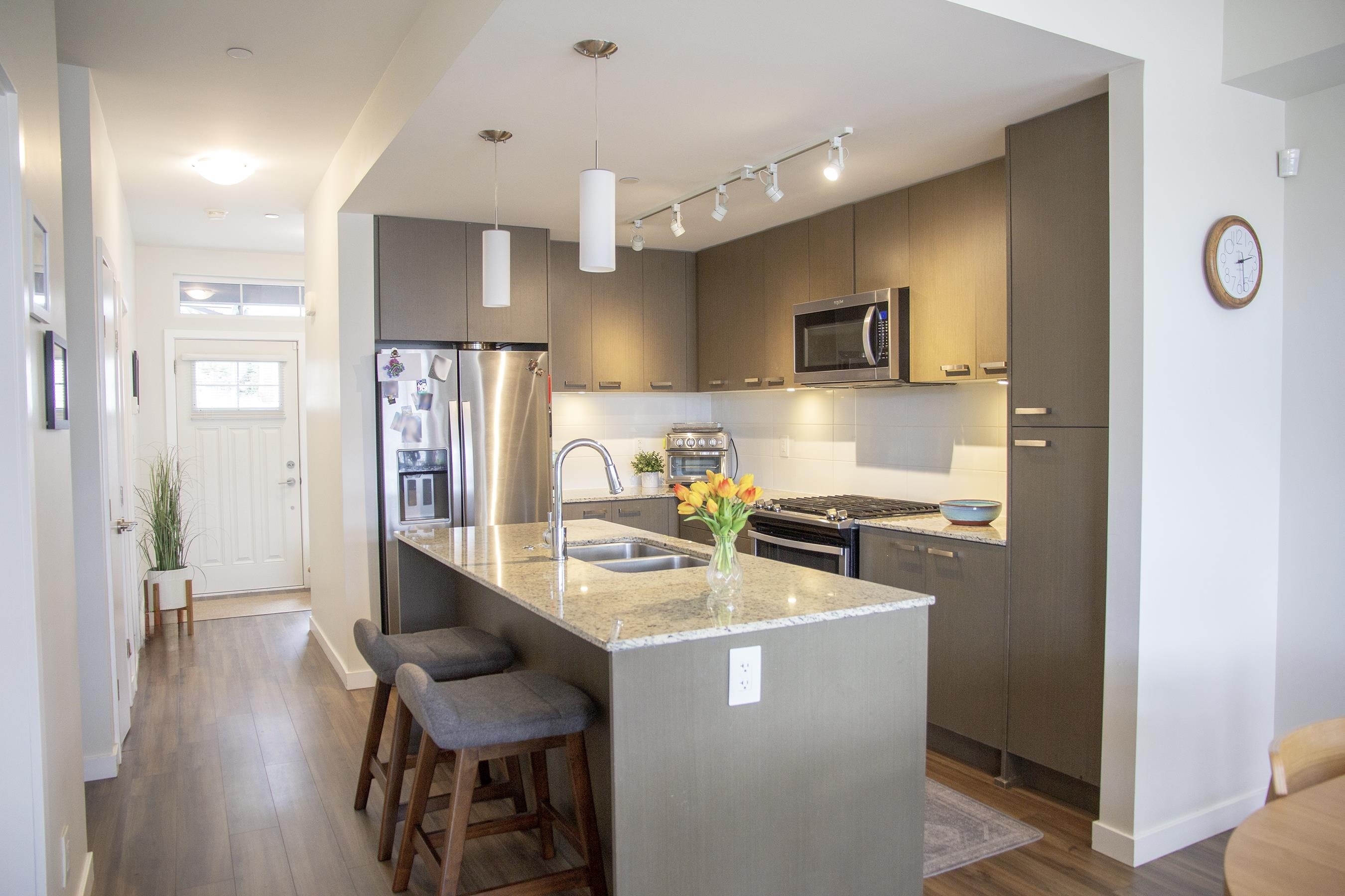 5915 Beachgate Lane, Sechelt, BC - Indoor Photo Showing Kitchen With Stainless Steel Kitchen With Double Sink With Upgraded Kitchen