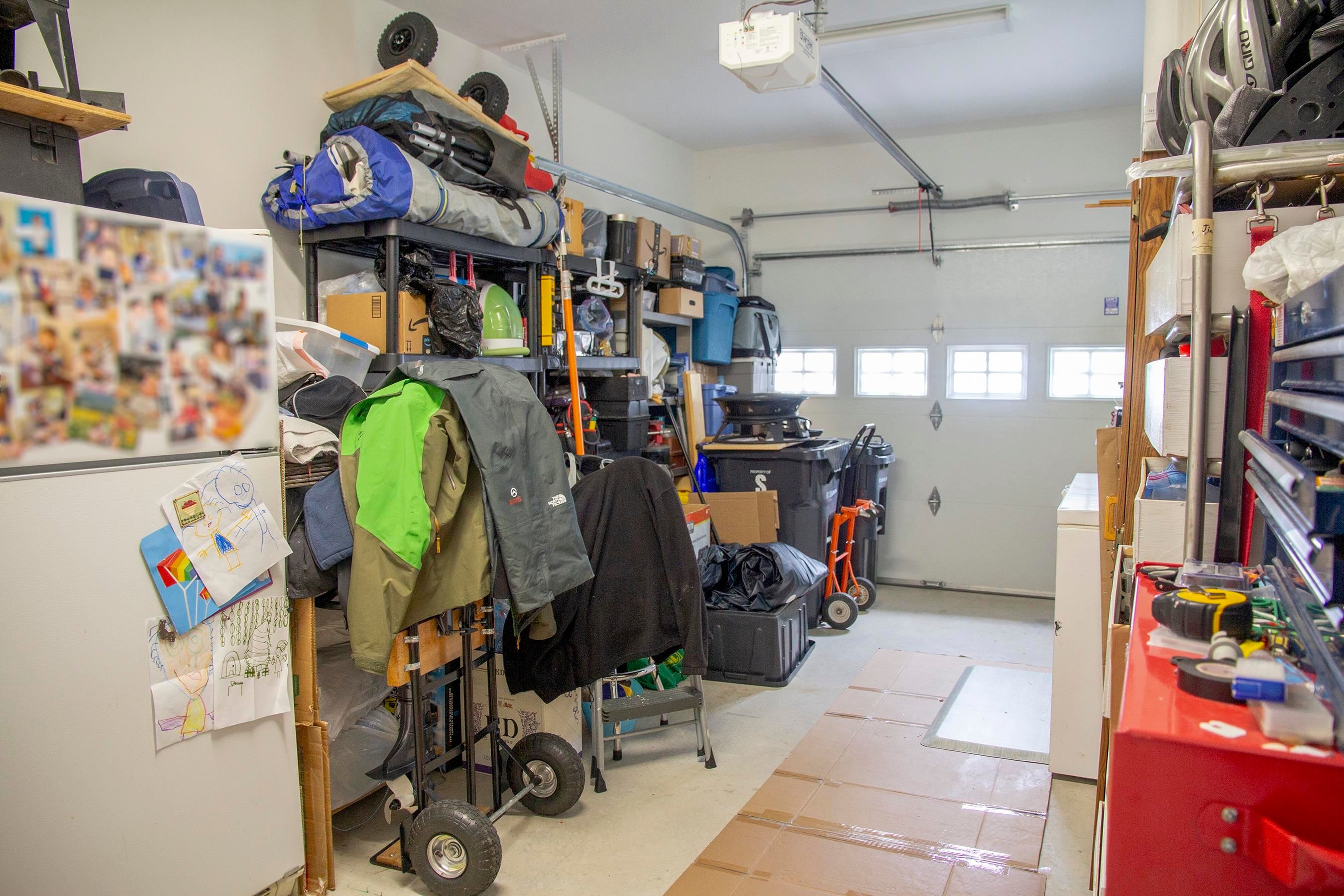 5915 Beachgate Lane, Sechelt, BC - Indoor Photo Showing Garage