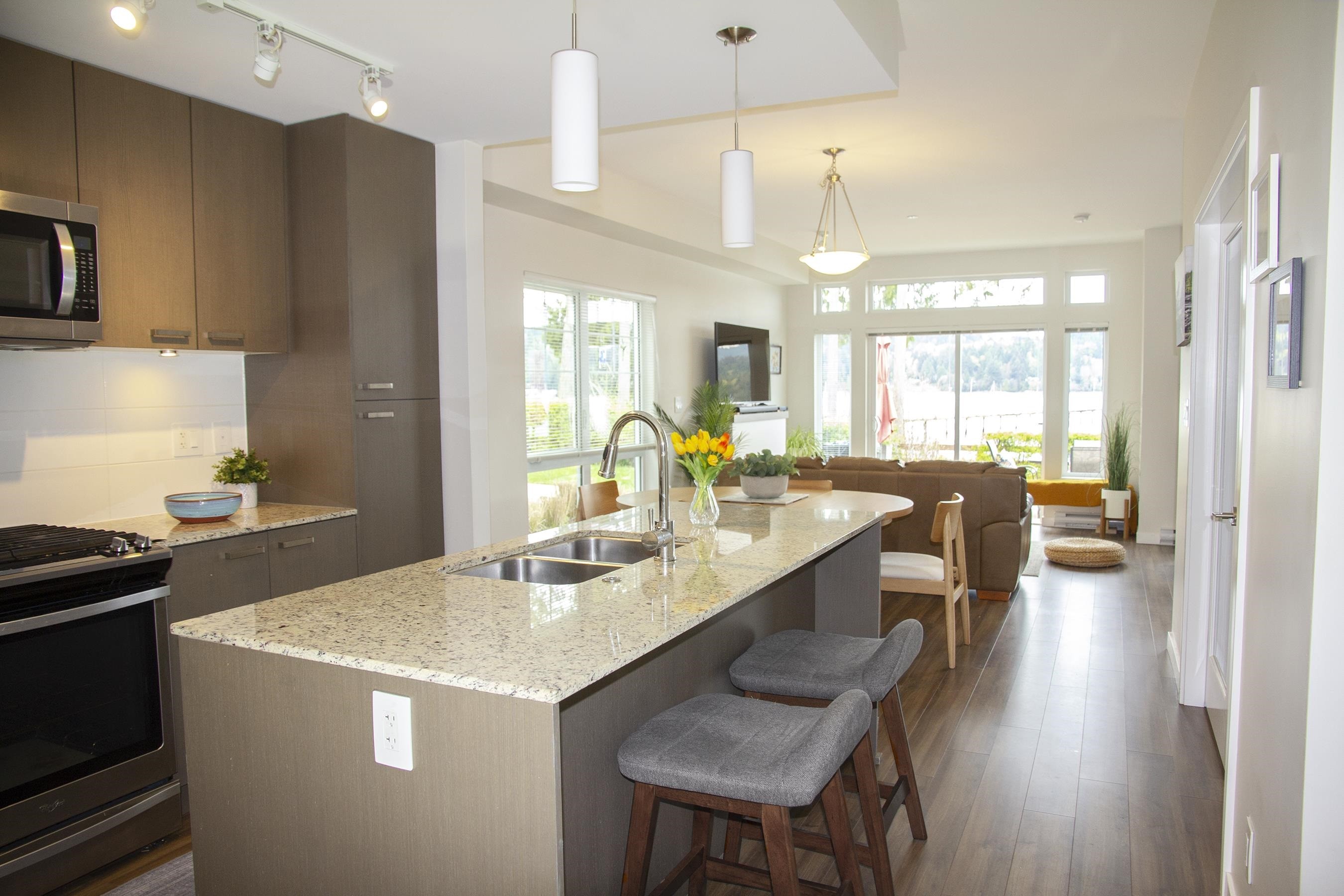 5915 Beachgate Lane, Sechelt, BC - Indoor Photo Showing Kitchen With Double Sink With Upgraded Kitchen