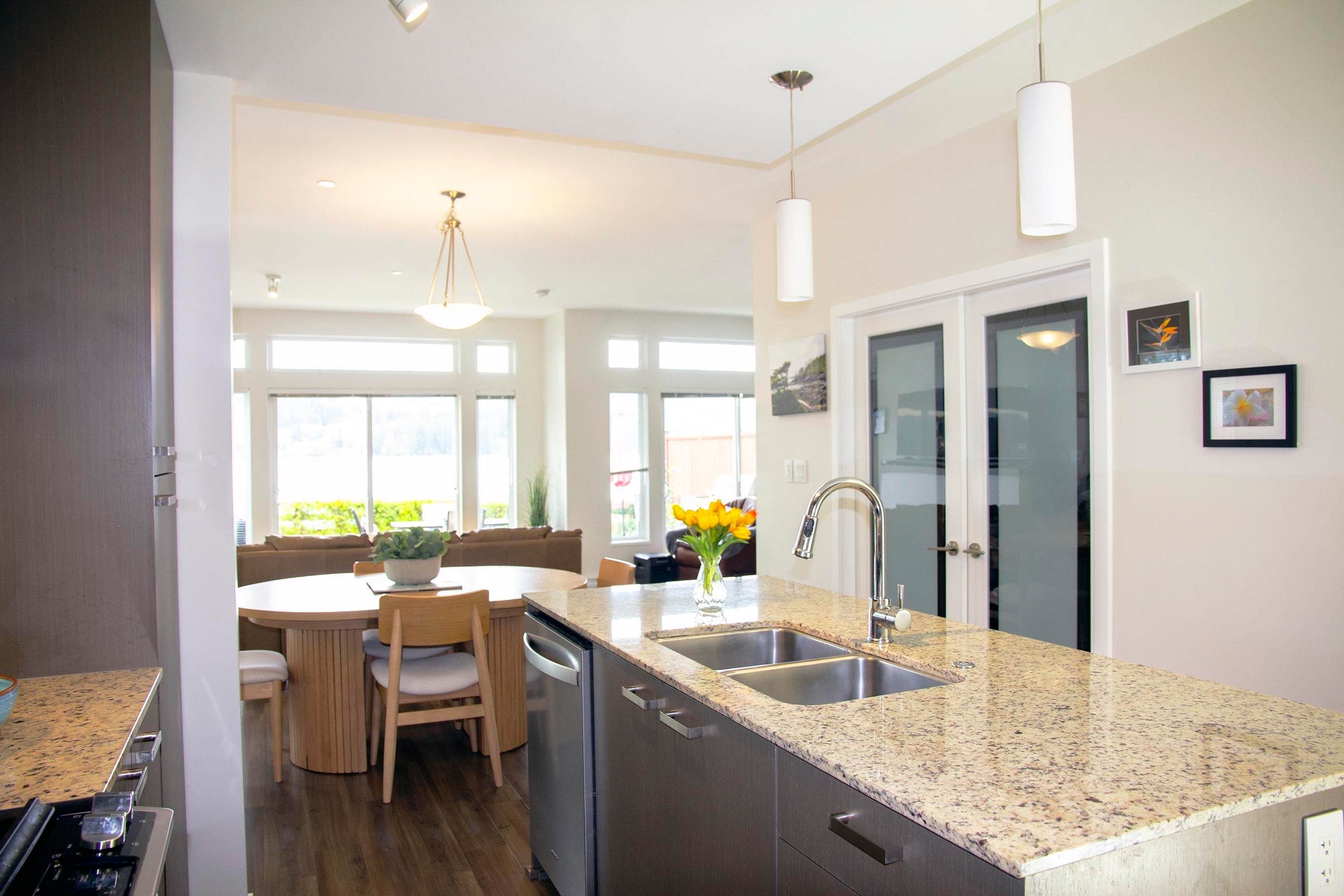 5915 Beachgate Lane, Sechelt, BC - Indoor Photo Showing Kitchen With Double Sink With Upgraded Kitchen