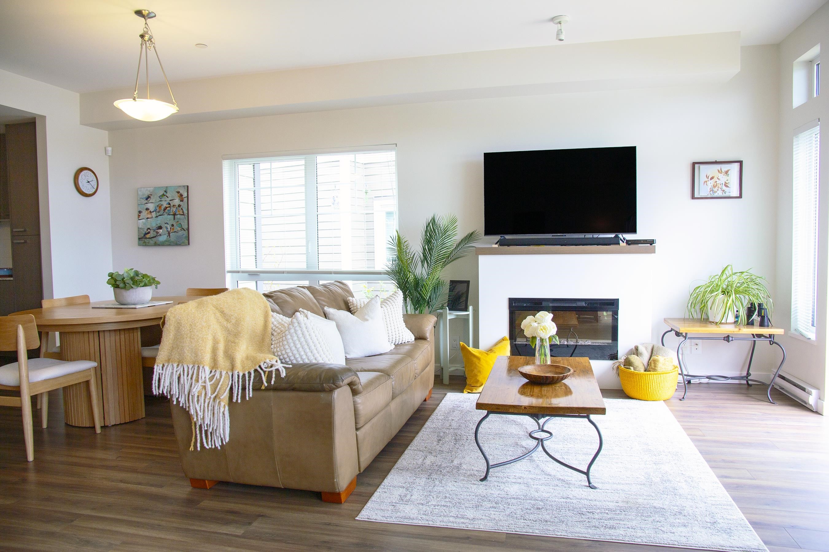5915 Beachgate Lane, Sechelt, BC - Indoor Photo Showing Living Room With Fireplace