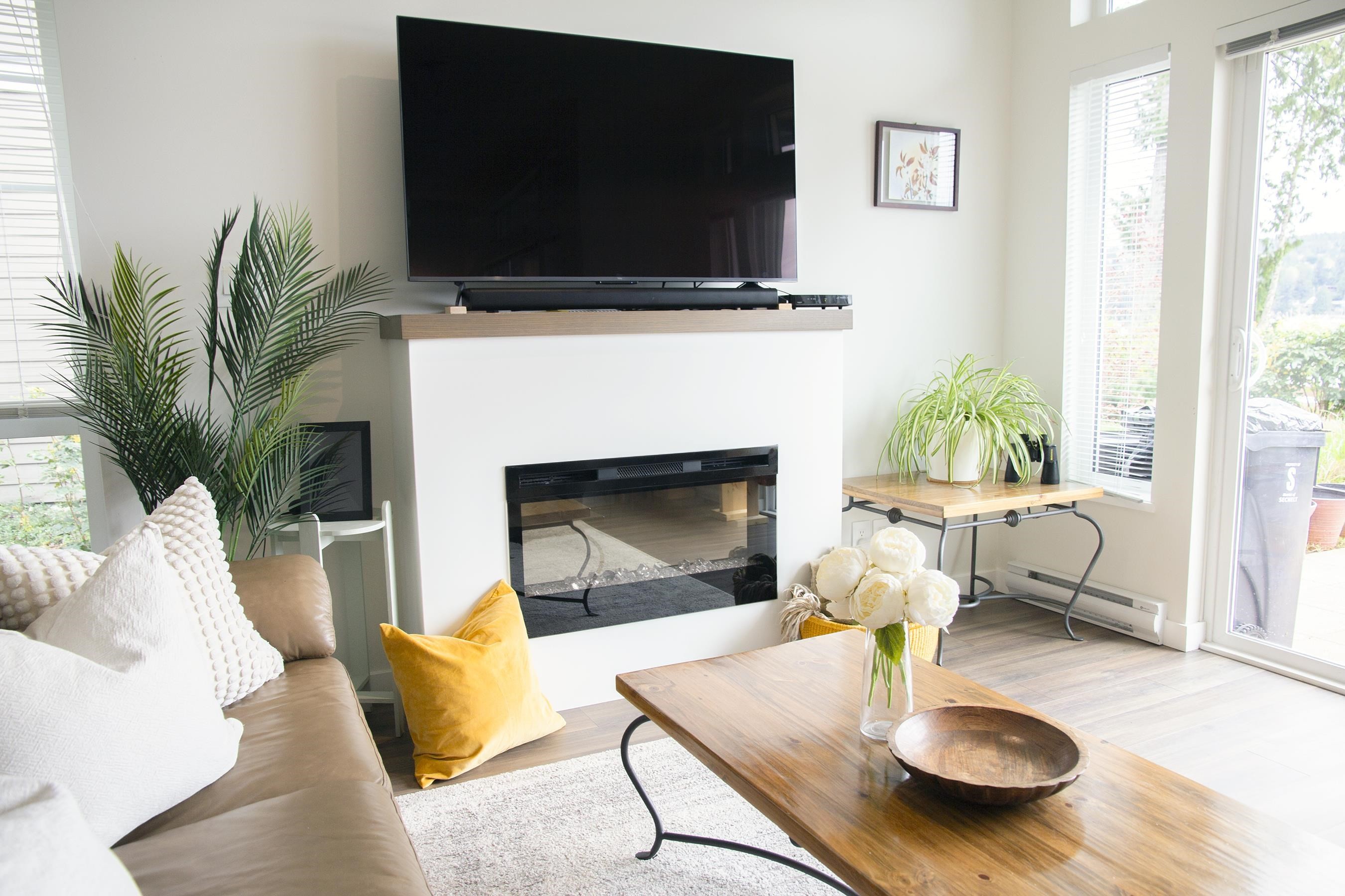 5915 Beachgate Lane, Sechelt, BC - Indoor Photo Showing Living Room With Fireplace
