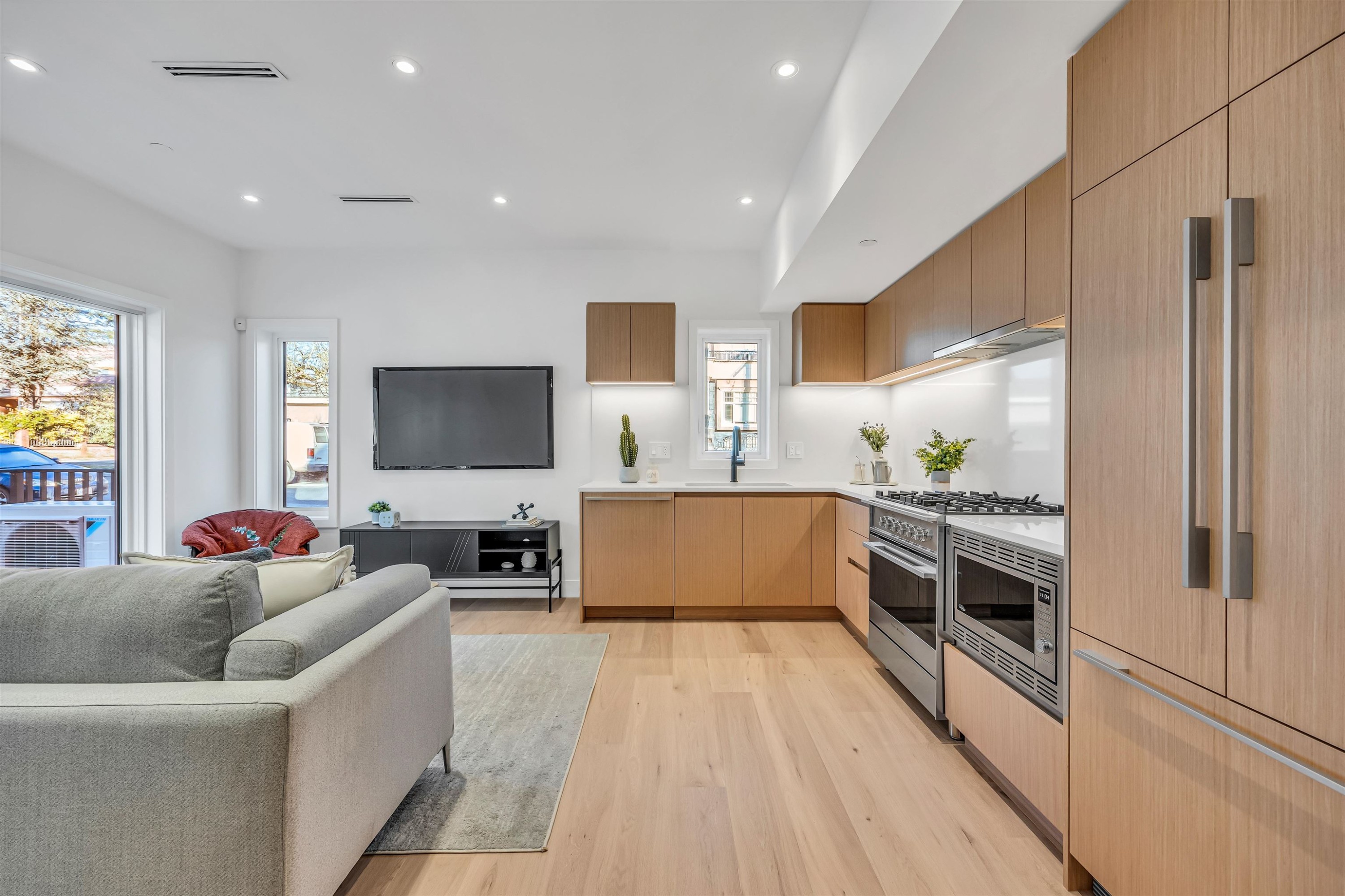1010 52Nd Avenue W, Vancouver, BC