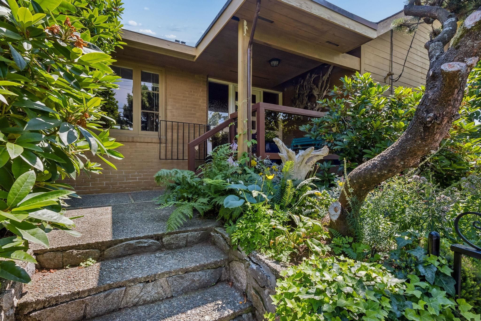 1092 Duchess Avenue, West Vancouver, BC