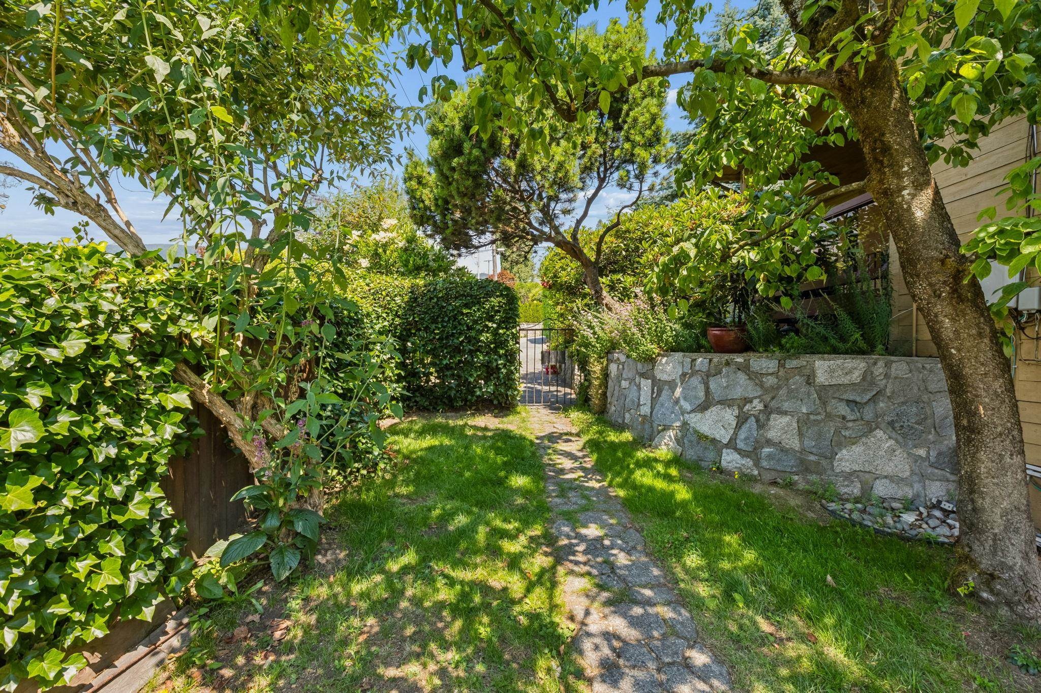 1092 Duchess Avenue, West Vancouver, BC