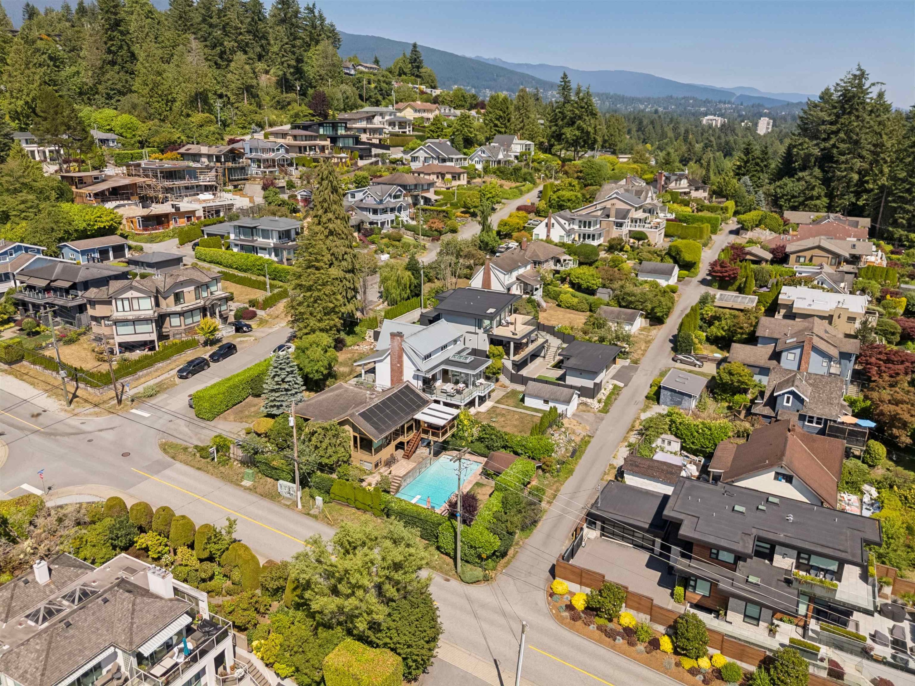 1092 Duchess Avenue, West Vancouver, BC