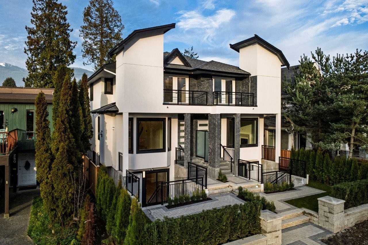 254 18Th Street E, North Vancouver, BC