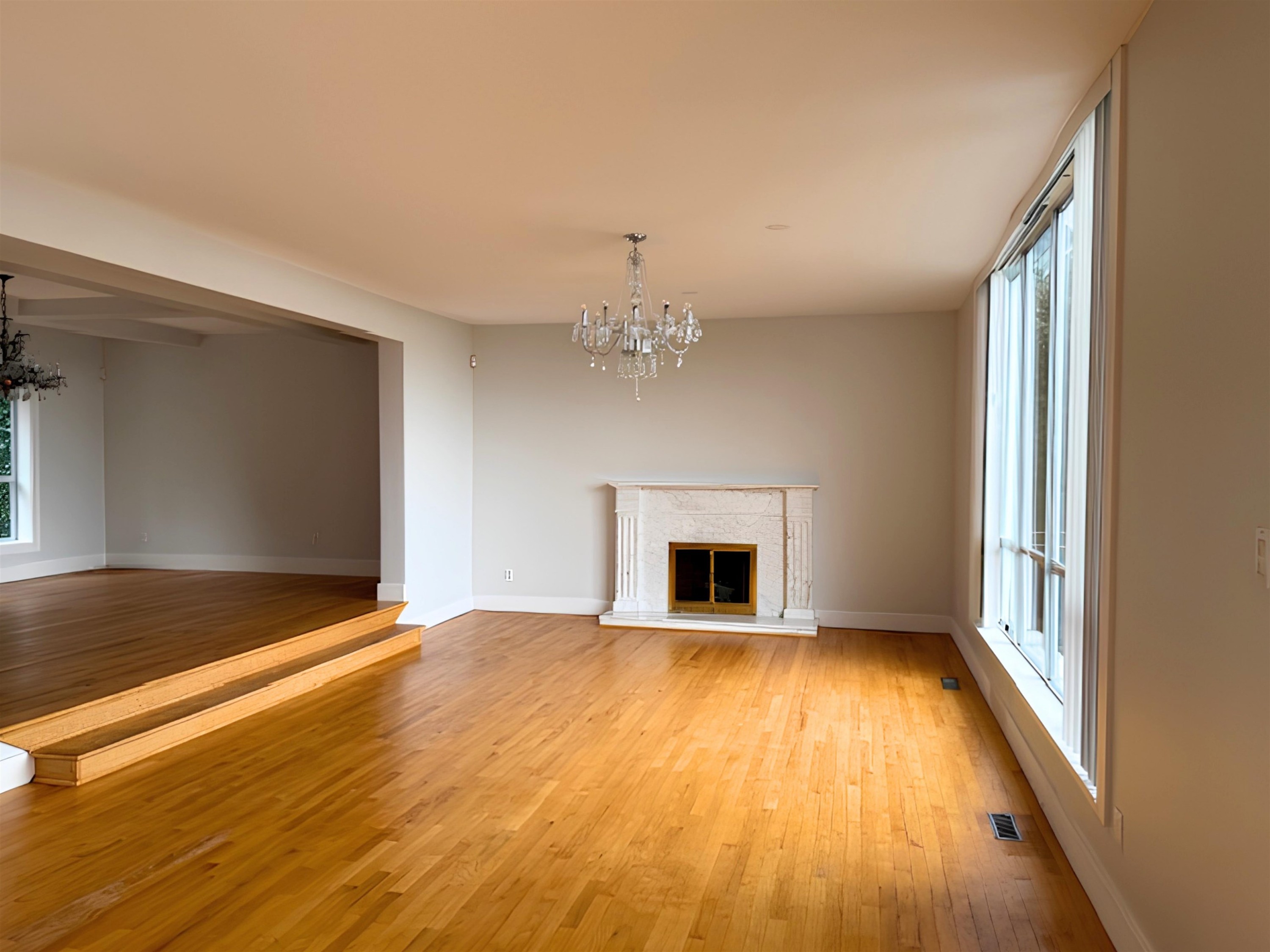 1565 Vinson Creek Road, West Vancouver, BC - Indoor Photo Showing Living Room With Fireplace
