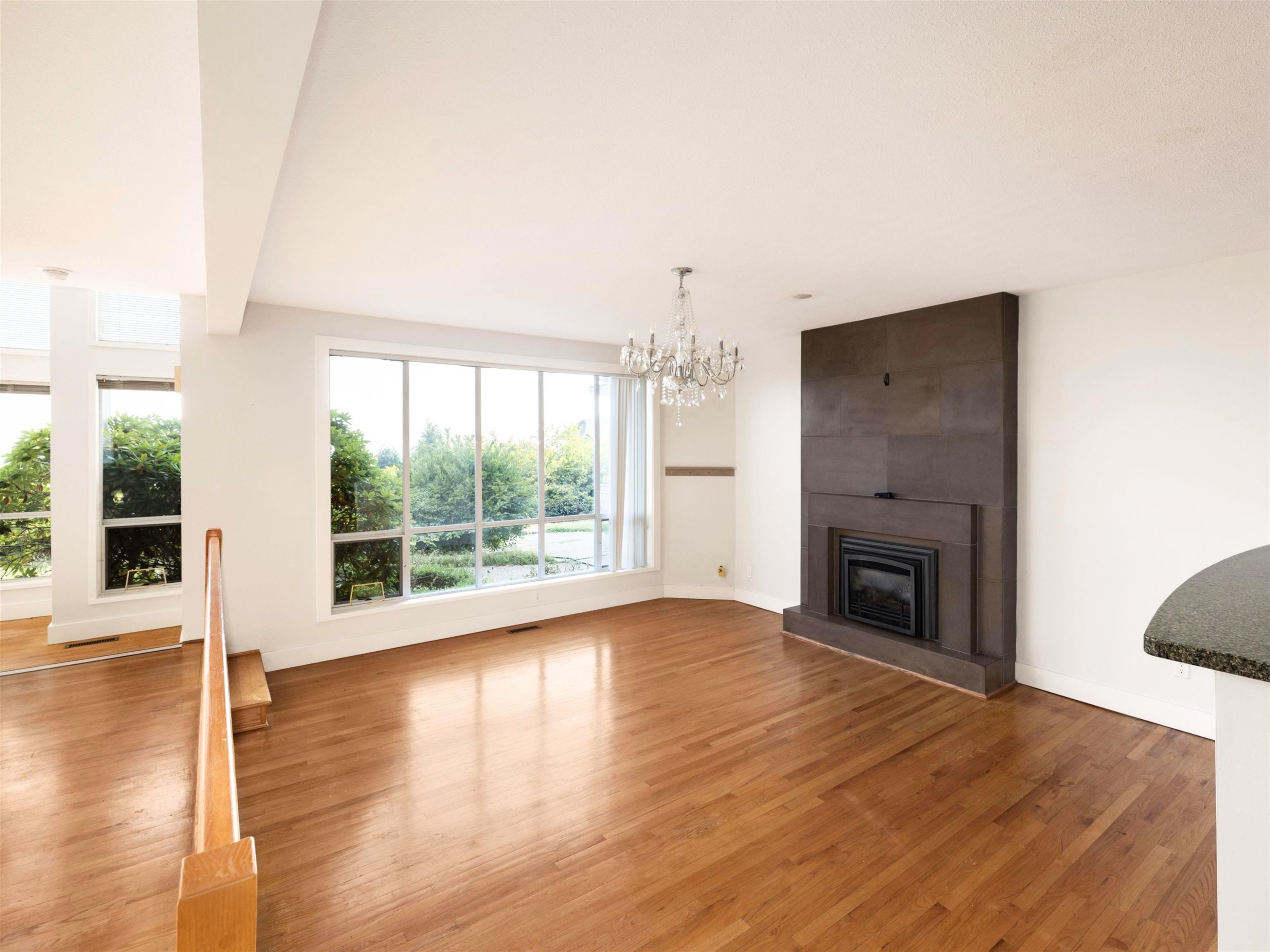 1565 Vinson Creek Road, West Vancouver, BC - Indoor Photo Showing Living Room With Fireplace