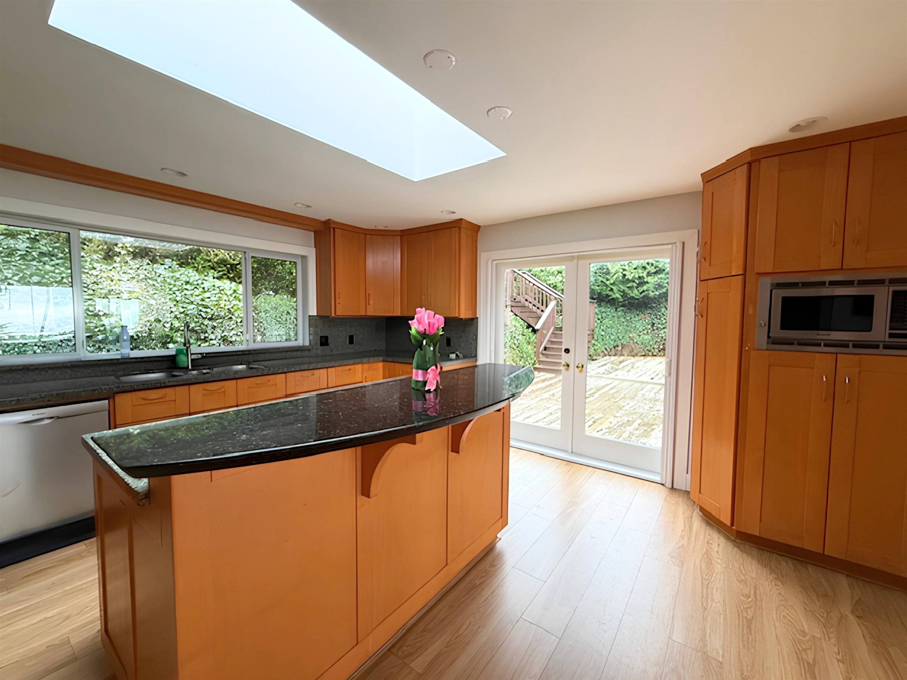1565 Vinson Creek Road, West Vancouver, BC - Indoor Photo Showing Kitchen