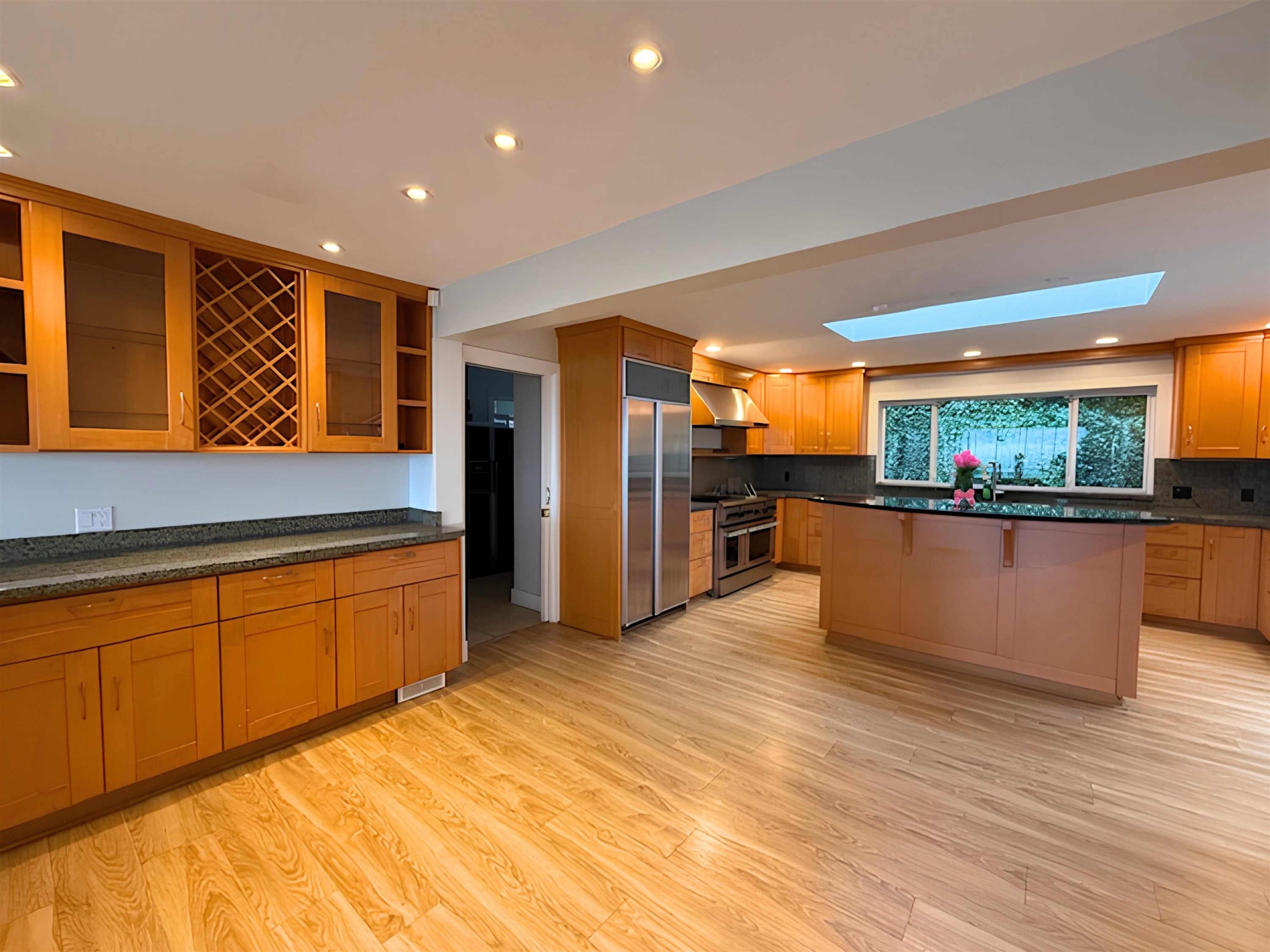 1565 Vinson Creek Road, West Vancouver, BC - Indoor Photo Showing Kitchen