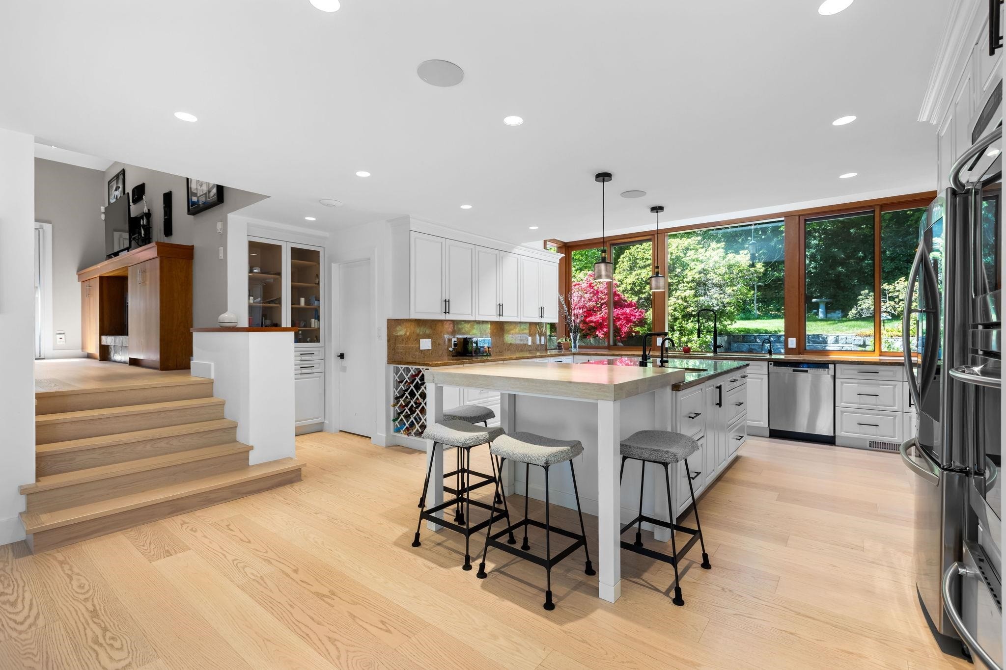 537 Eastcot Road, West Vancouver, BC