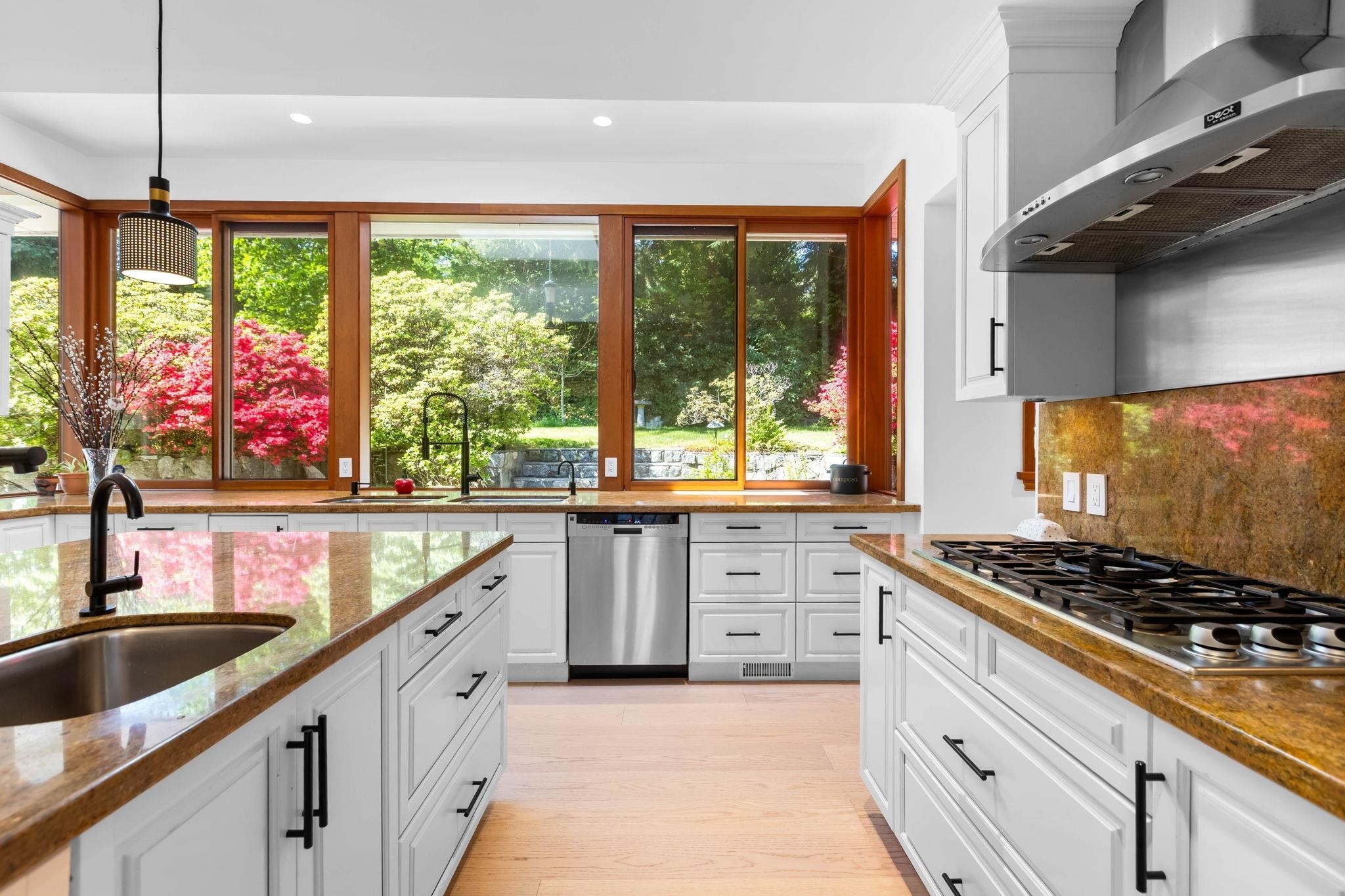 537 Eastcot Road, West Vancouver, BC