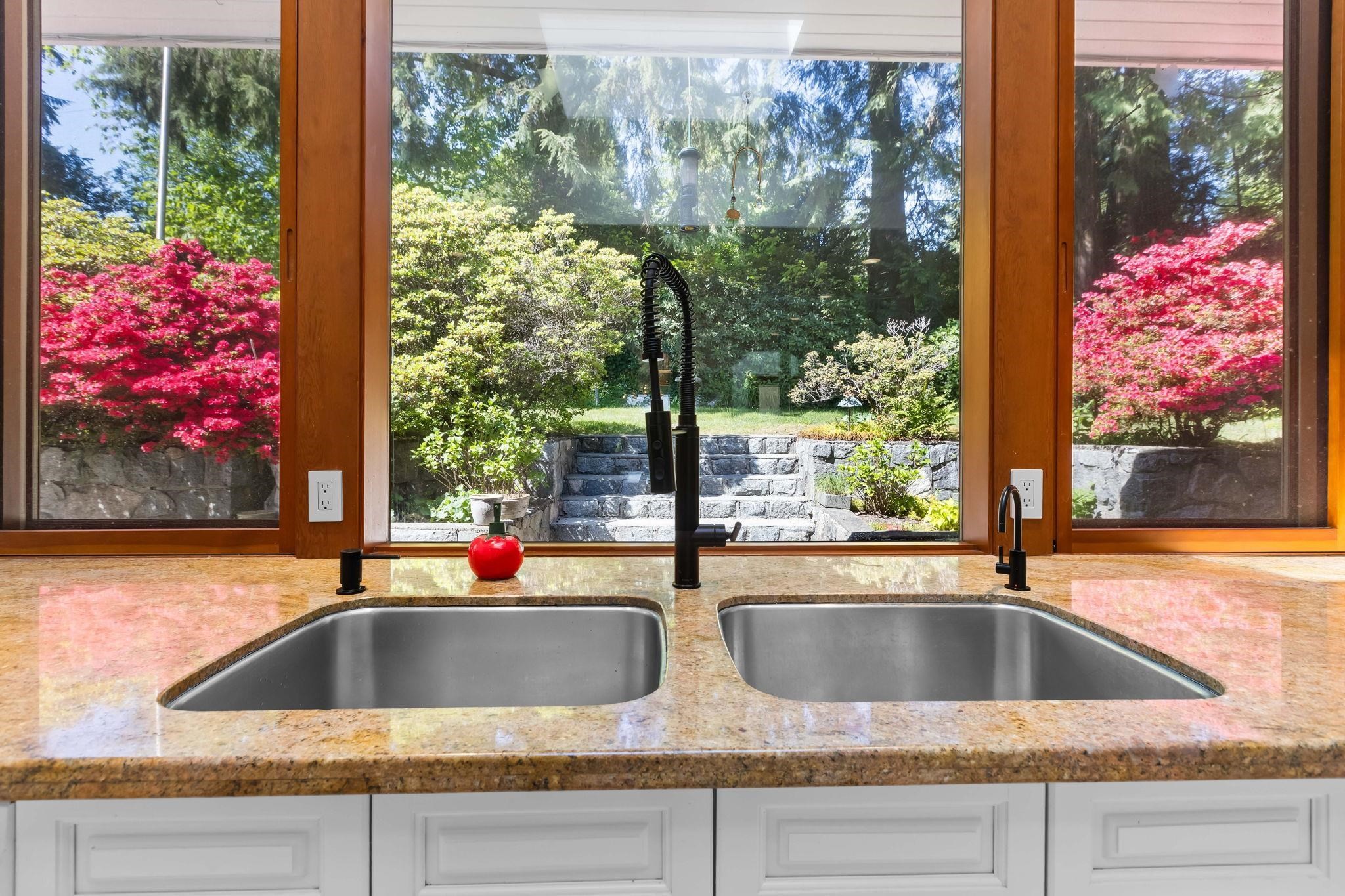 537 Eastcot Road, West Vancouver, BC