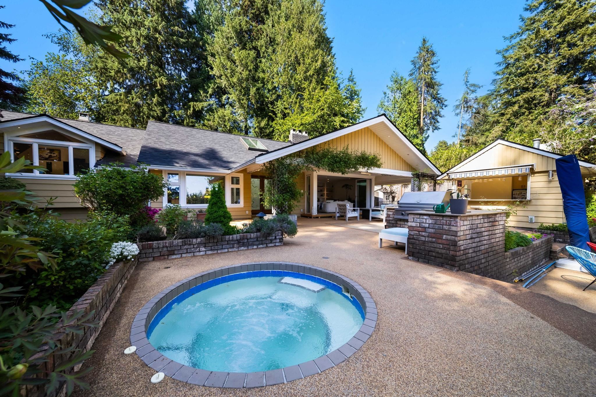 537 Eastcot Road, West Vancouver, BC