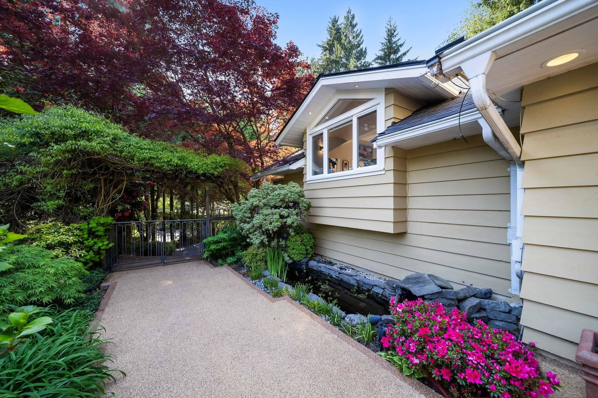 537 Eastcot Road, West Vancouver, BC