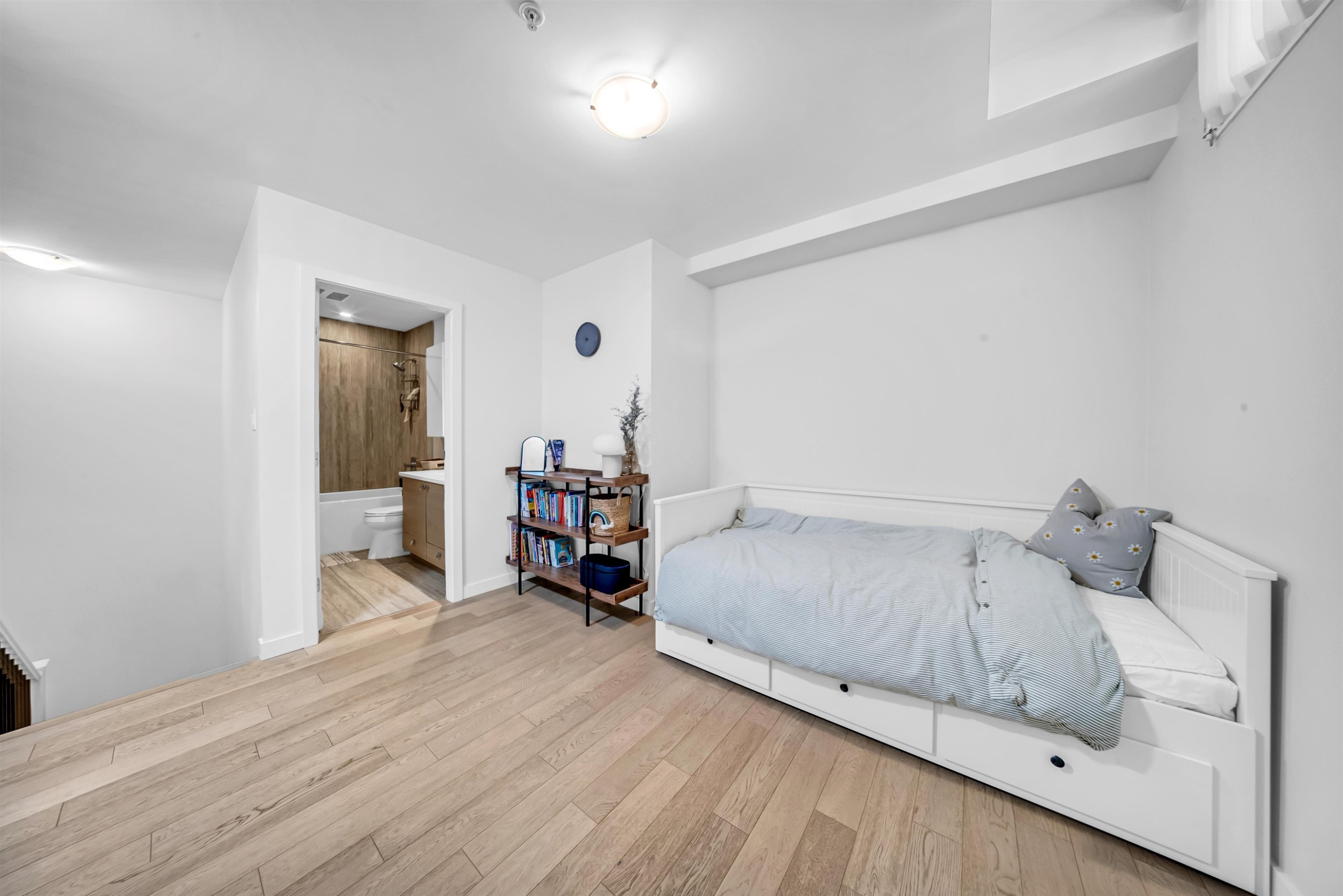 2021 10Th Avenue W, Vancouver, BC - Indoor Photo Showing Bedroom