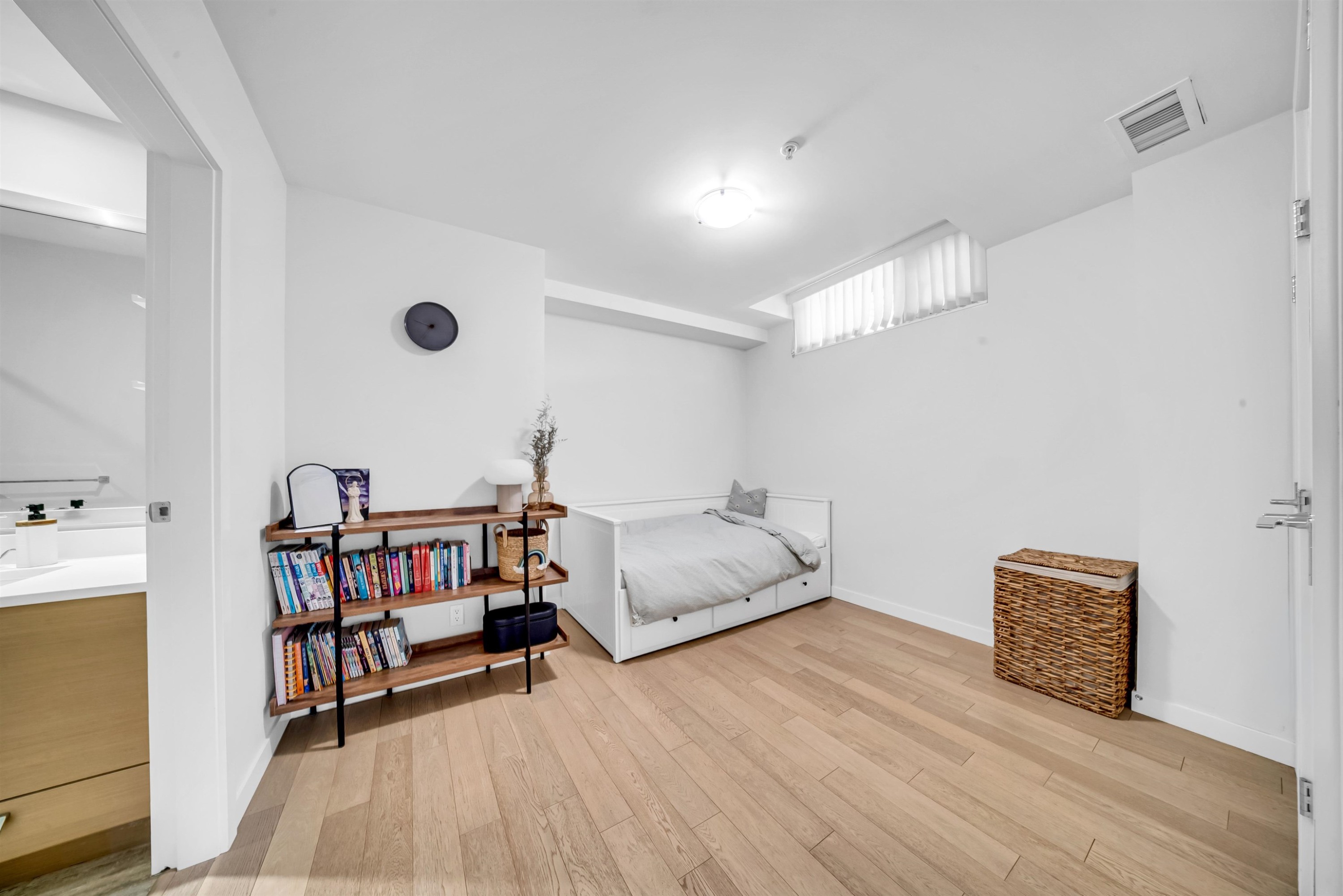 2021 10Th Avenue W, Vancouver, BC - Indoor Photo Showing Bedroom