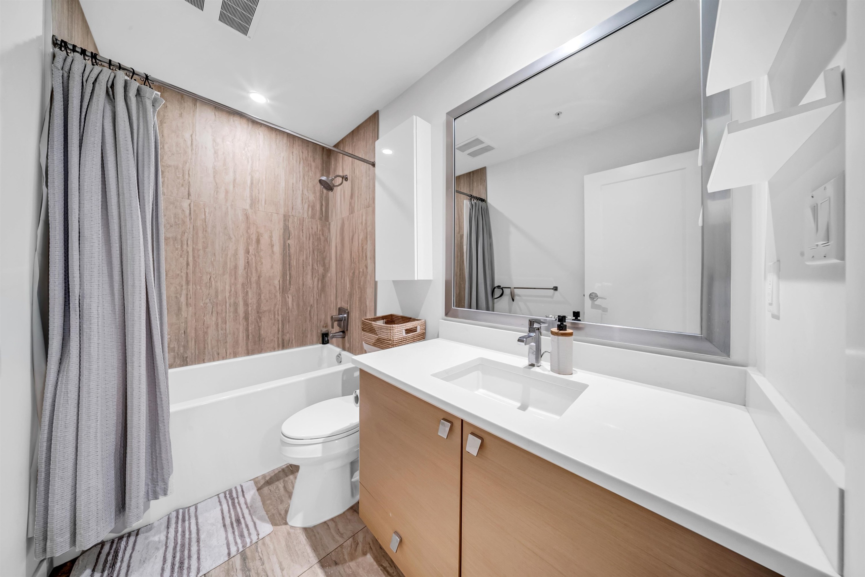 2021 10Th Avenue W, Vancouver, BC - Indoor Photo Showing Bathroom