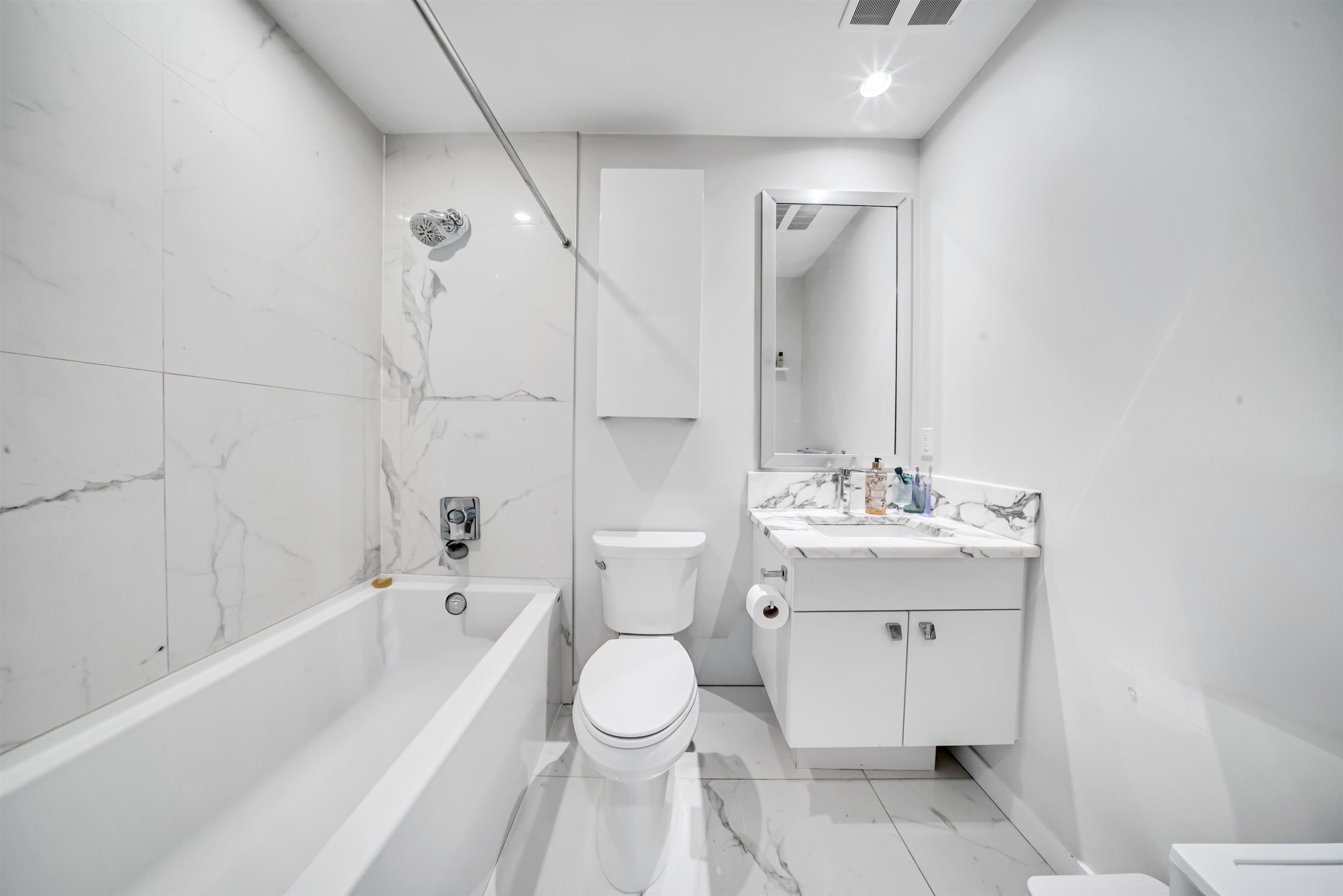 2021 10Th Avenue W, Vancouver, BC - Indoor Photo Showing Bathroom