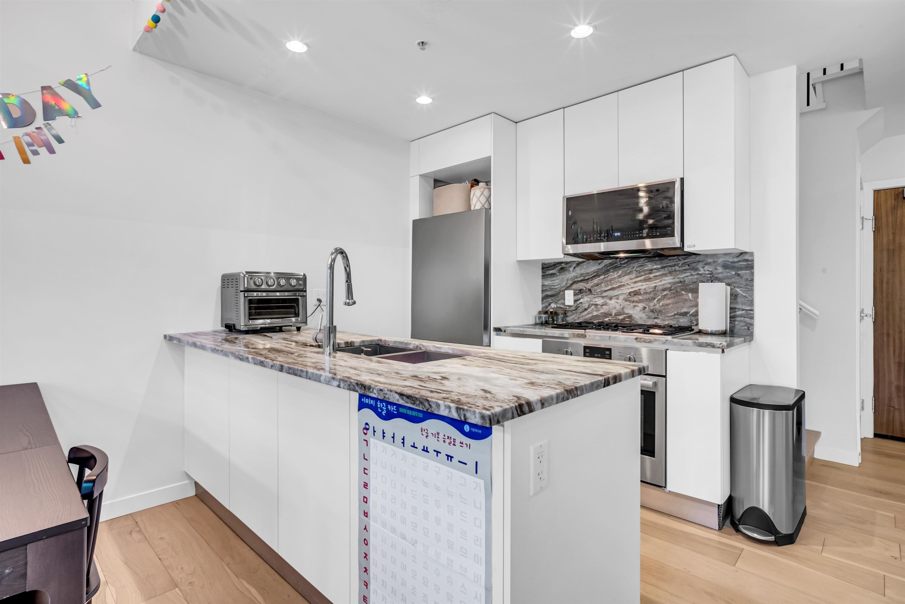 2021 10Th Avenue W, Vancouver, BC - Indoor Photo Showing Kitchen With Upgraded Kitchen