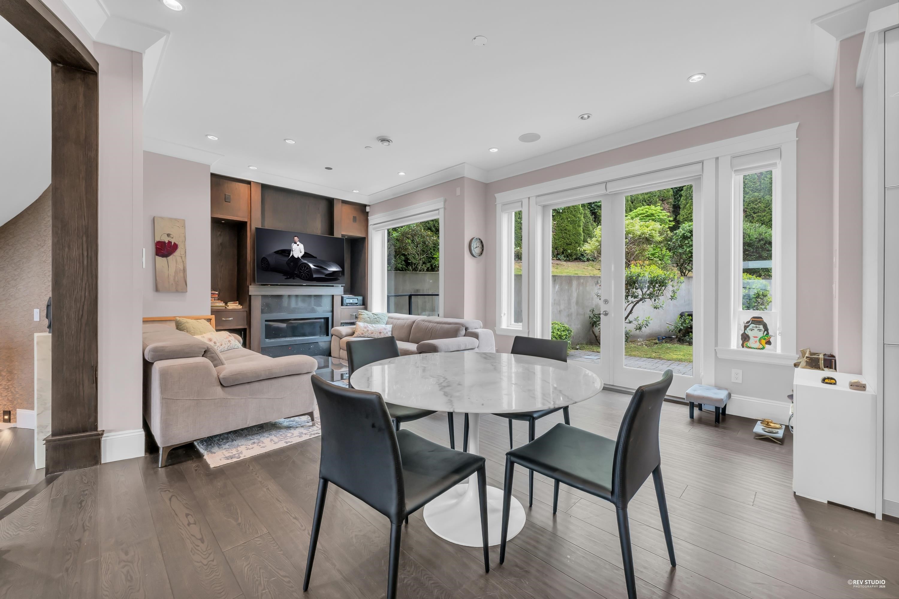 2567 Lawson Avenue, West Vancouver, BC