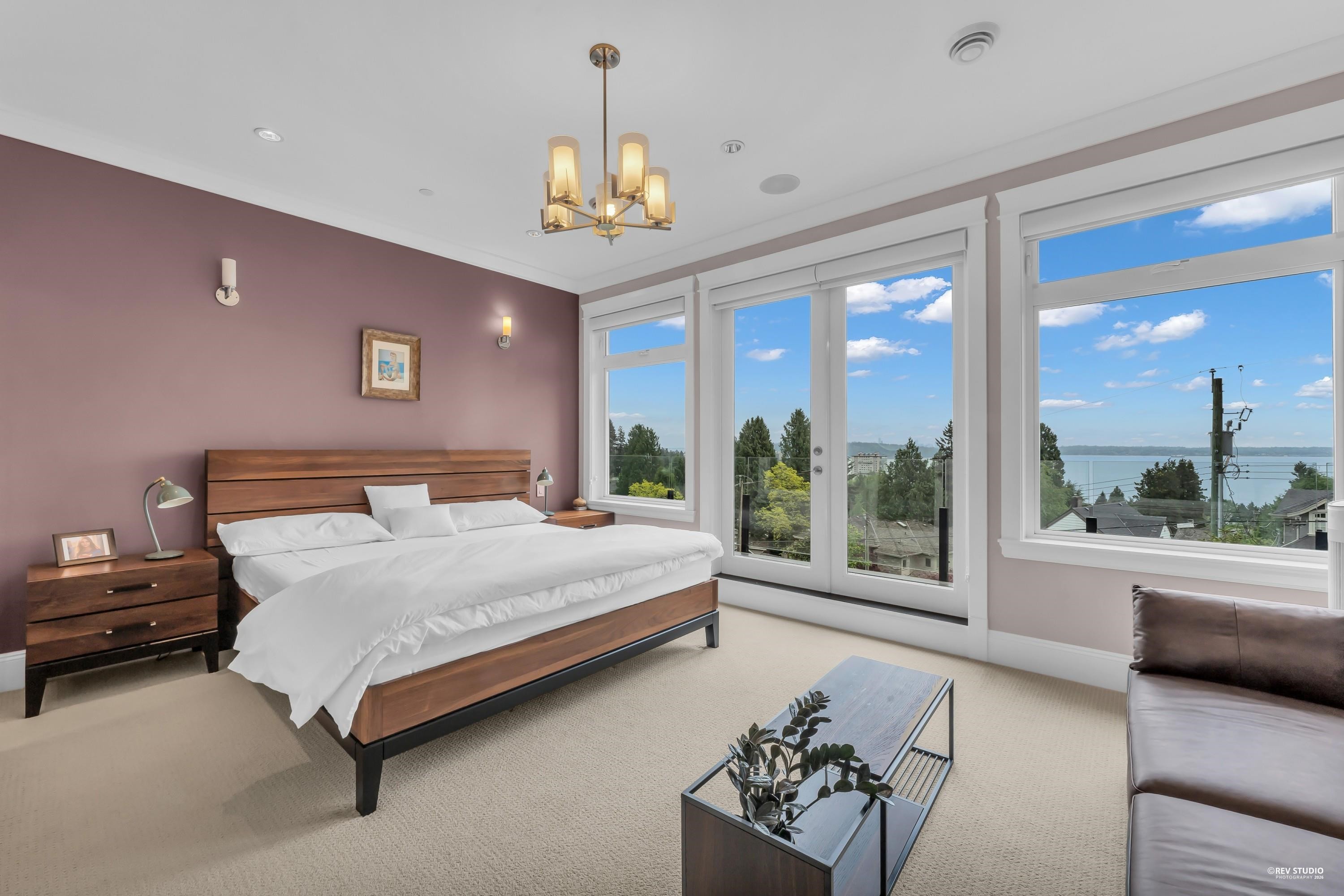 2567 Lawson Avenue, West Vancouver, BC