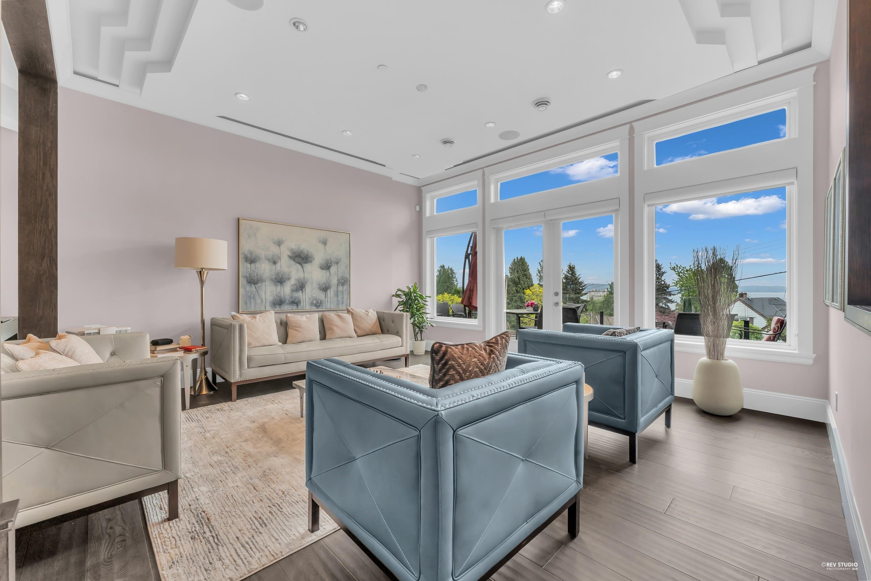 2567 Lawson Avenue, West Vancouver, BC