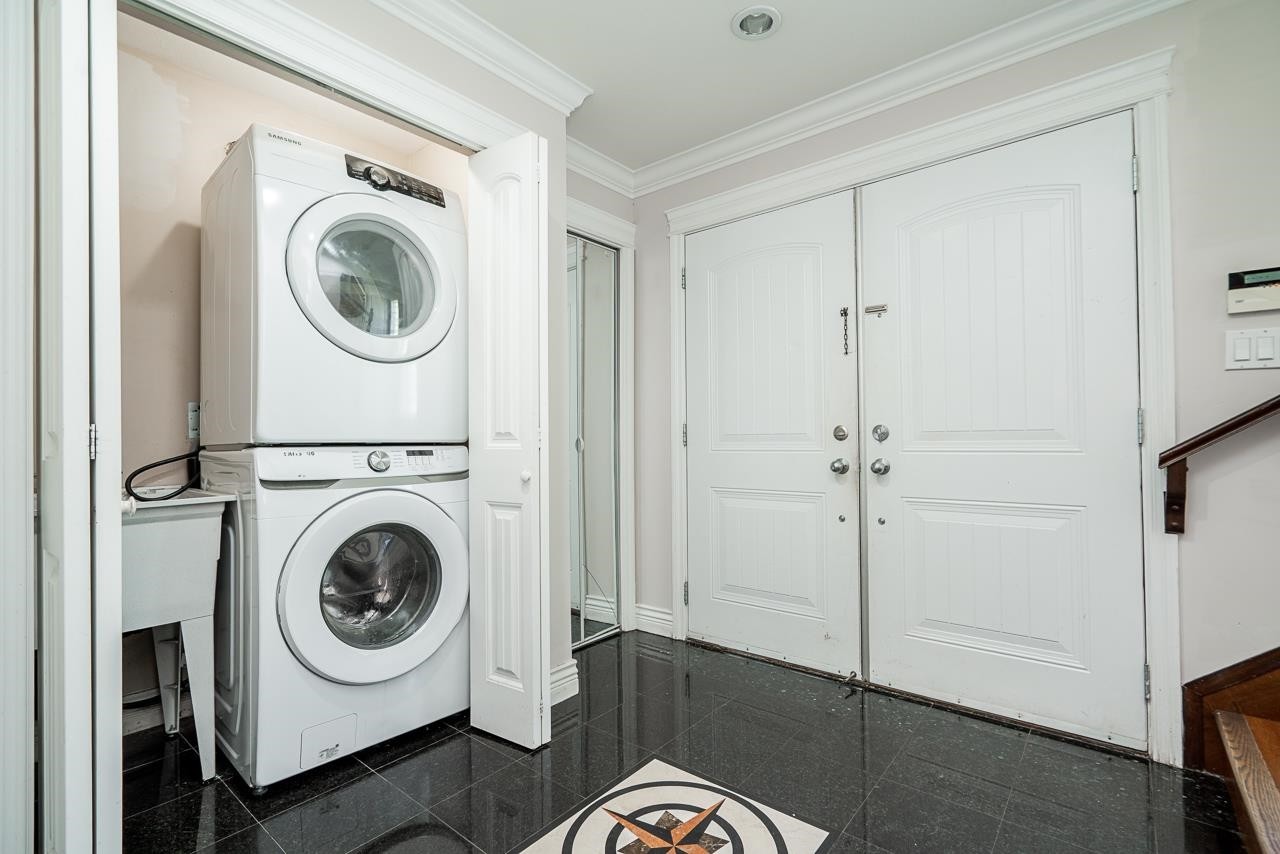 7202 Ross Street, Vancouver, BC - Indoor Photo Showing Laundry Room