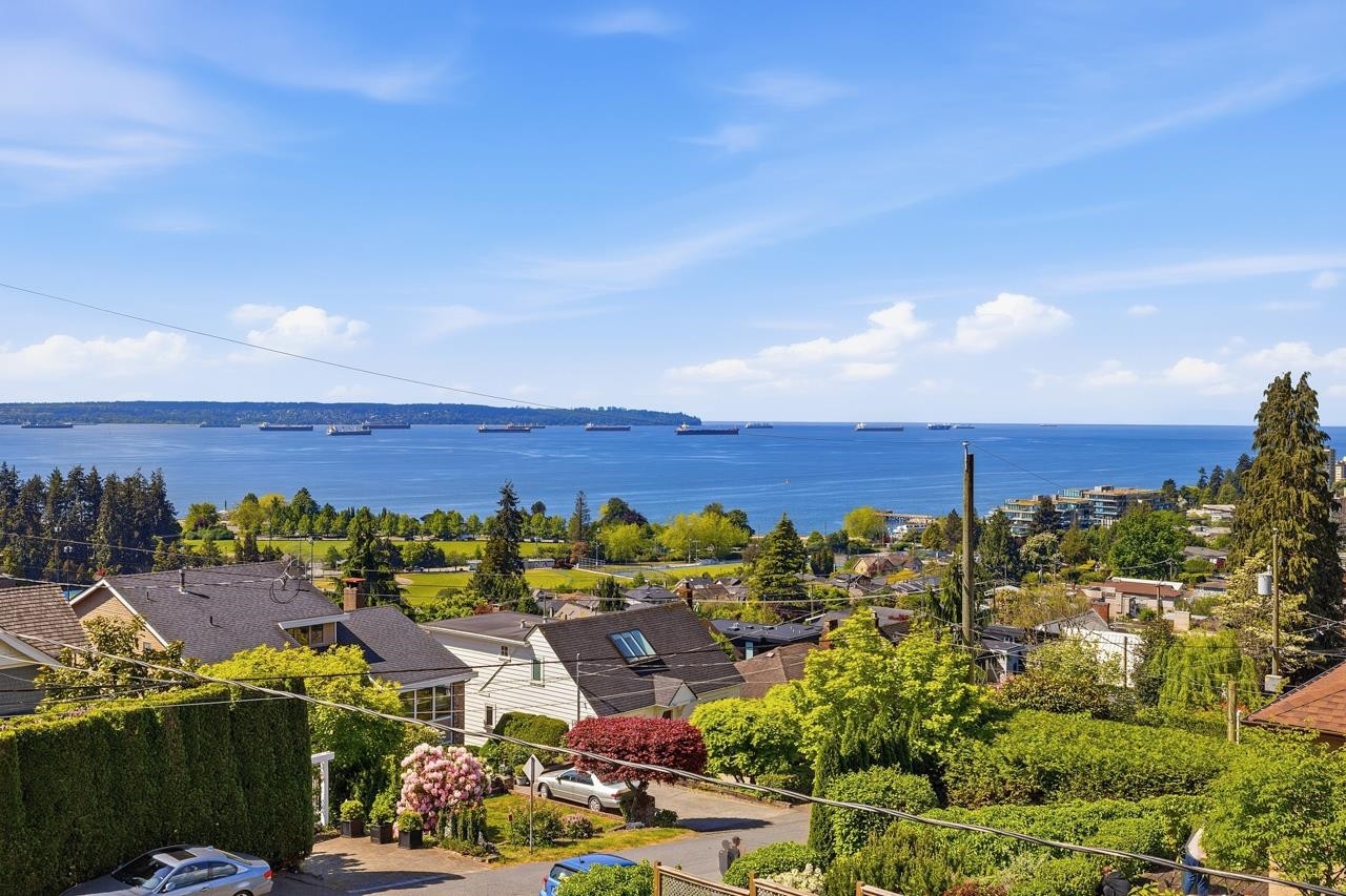 1013 Duchess Avenue, West Vancouver, BC