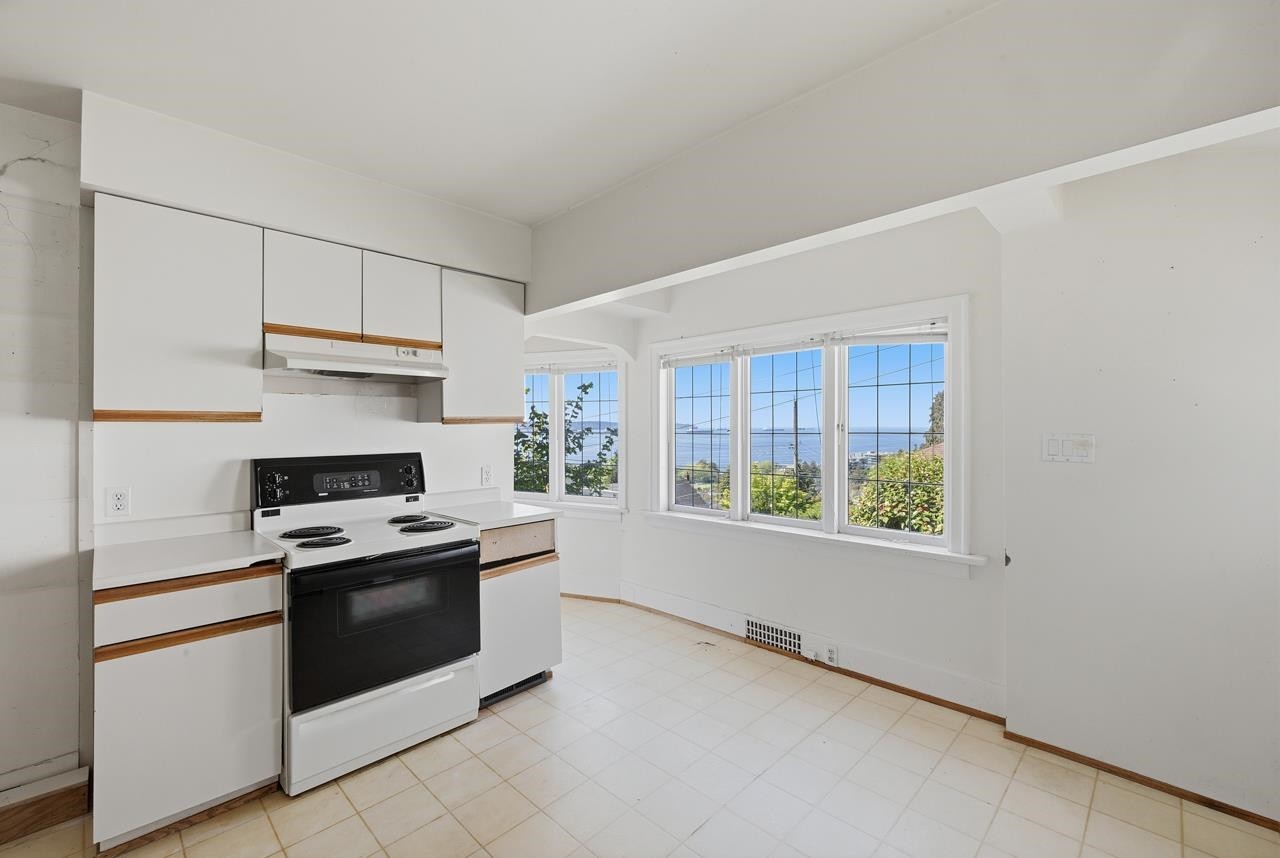 1013 Duchess Avenue, West Vancouver, BC