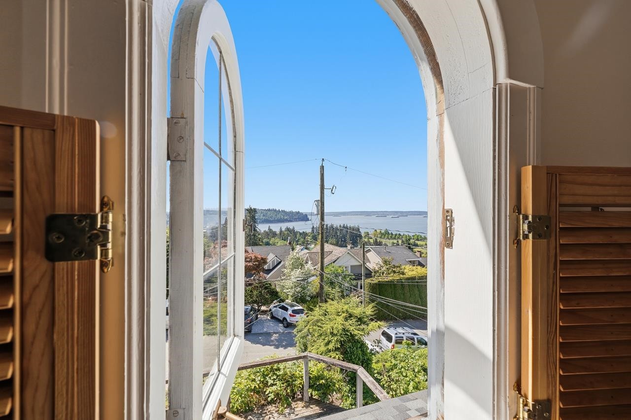 1013 Duchess Avenue, West Vancouver, BC