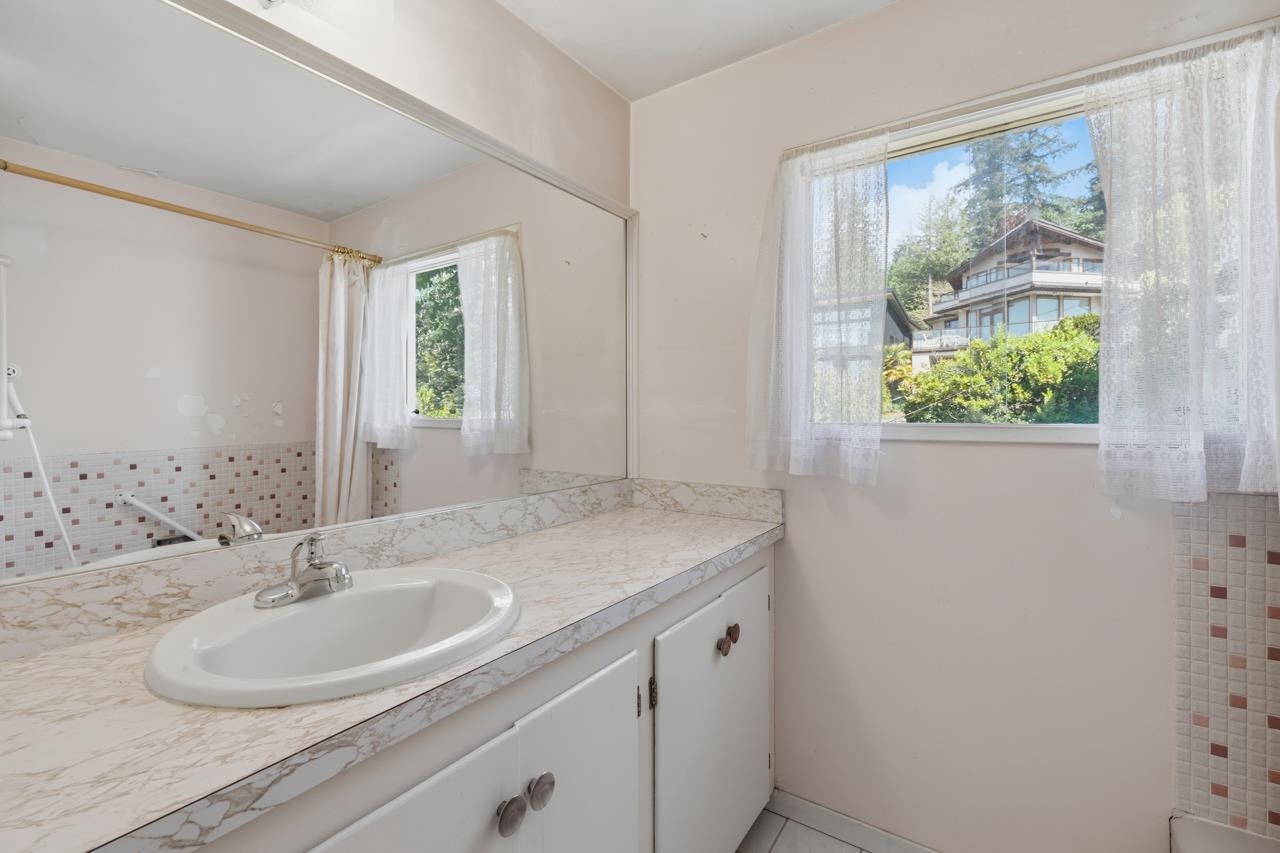 1013 Duchess Avenue, West Vancouver, BC