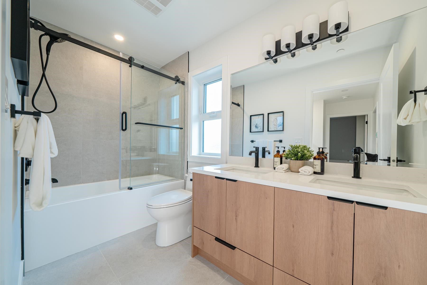 1935 4Th Avenue E, Vancouver, BC