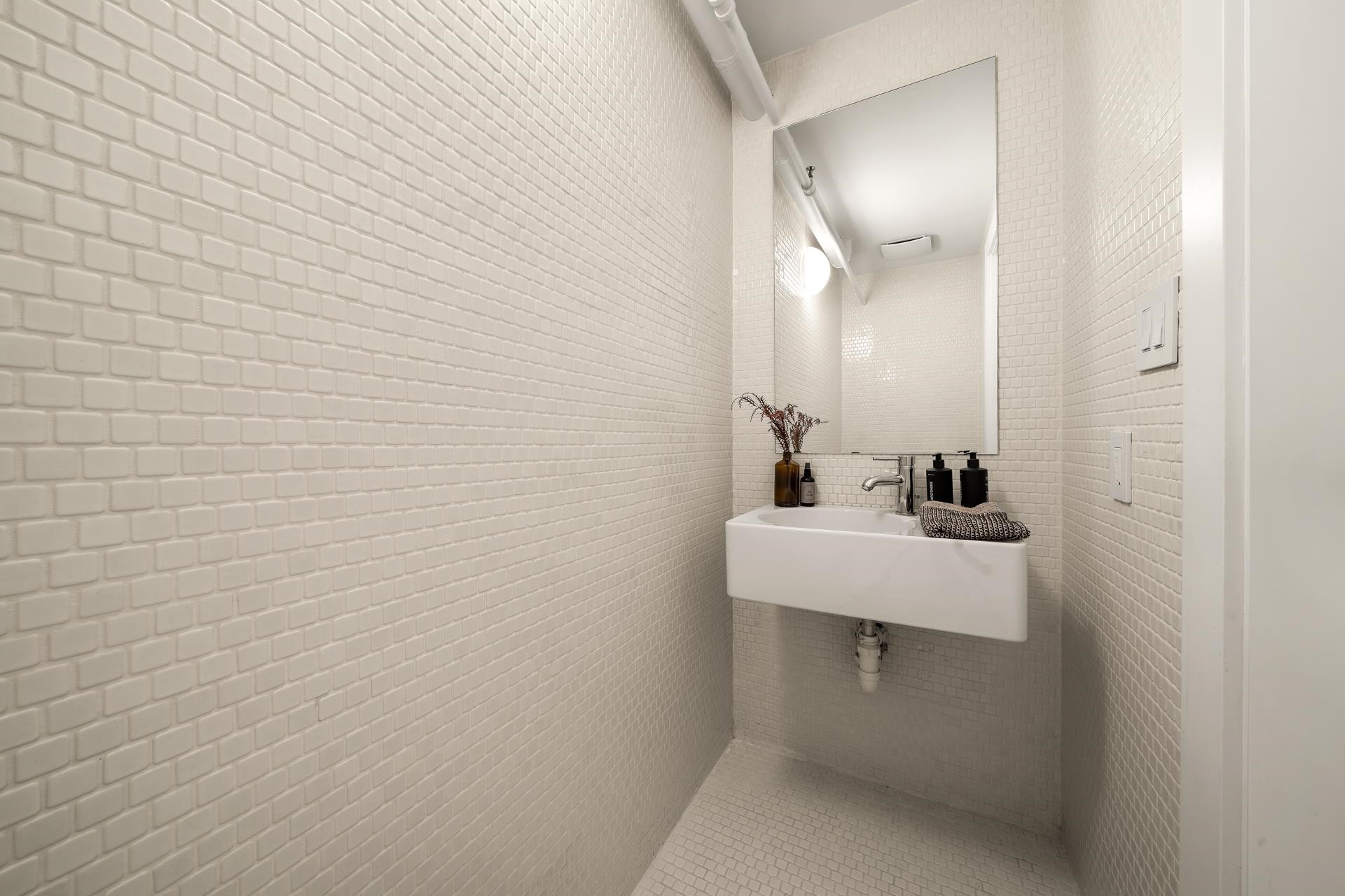 47 Cordova Street E, Vancouver, BC - Indoor Photo Showing Bathroom
