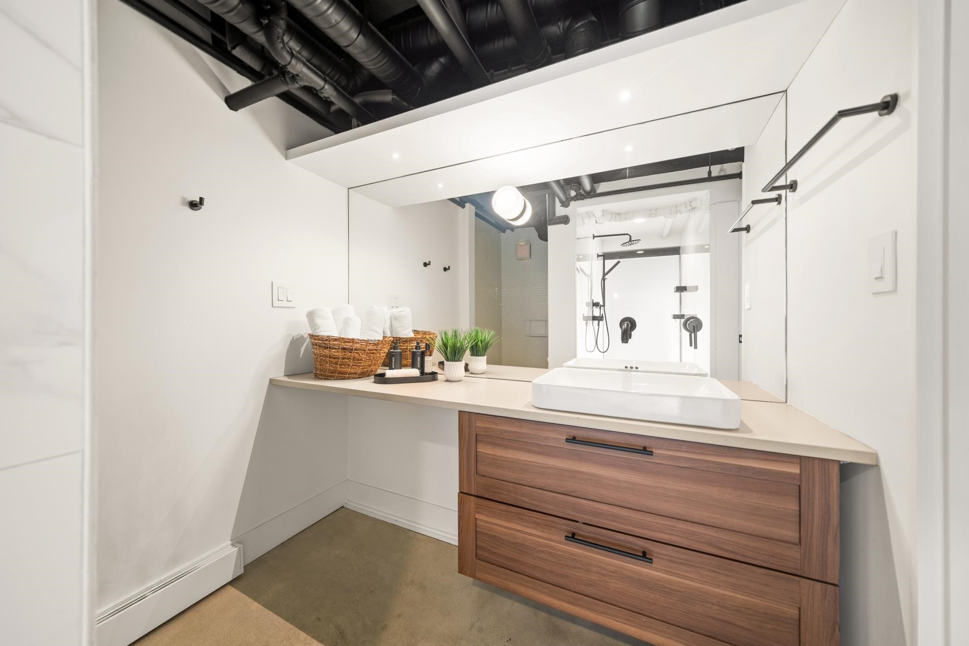 47 Cordova Street E, Vancouver, BC - Indoor Photo Showing Bathroom
