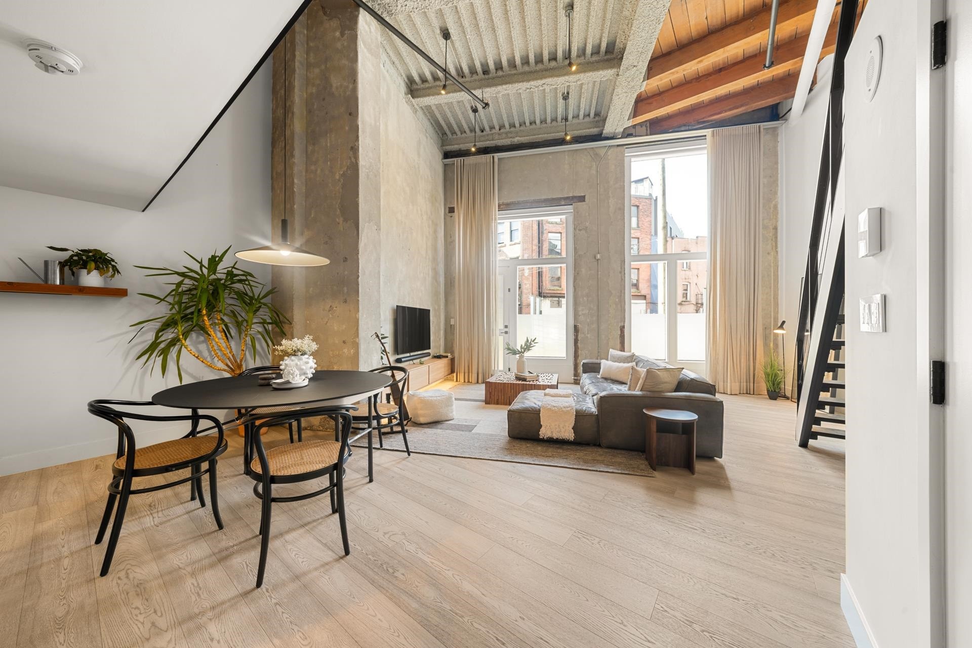 47 Cordova Street E, Vancouver, BC - Indoor Photo Showing Other Room