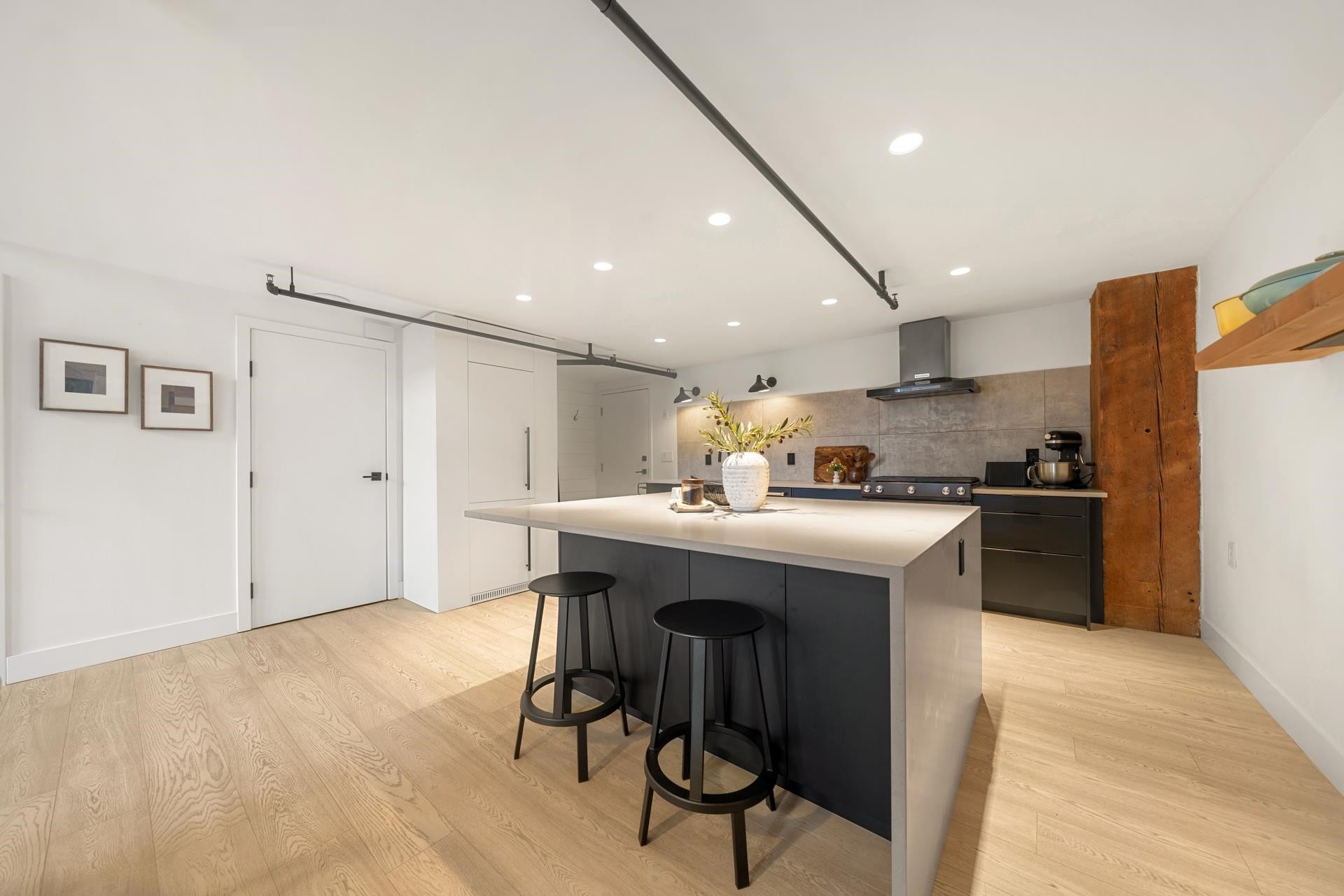 47 Cordova Street E, Vancouver, BC - Indoor Photo Showing Kitchen With Upgraded Kitchen