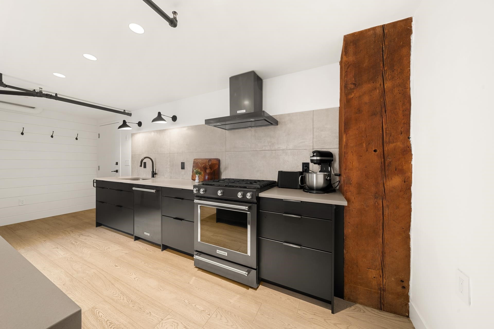 47 Cordova Street E, Vancouver, BC - Indoor Photo Showing Kitchen