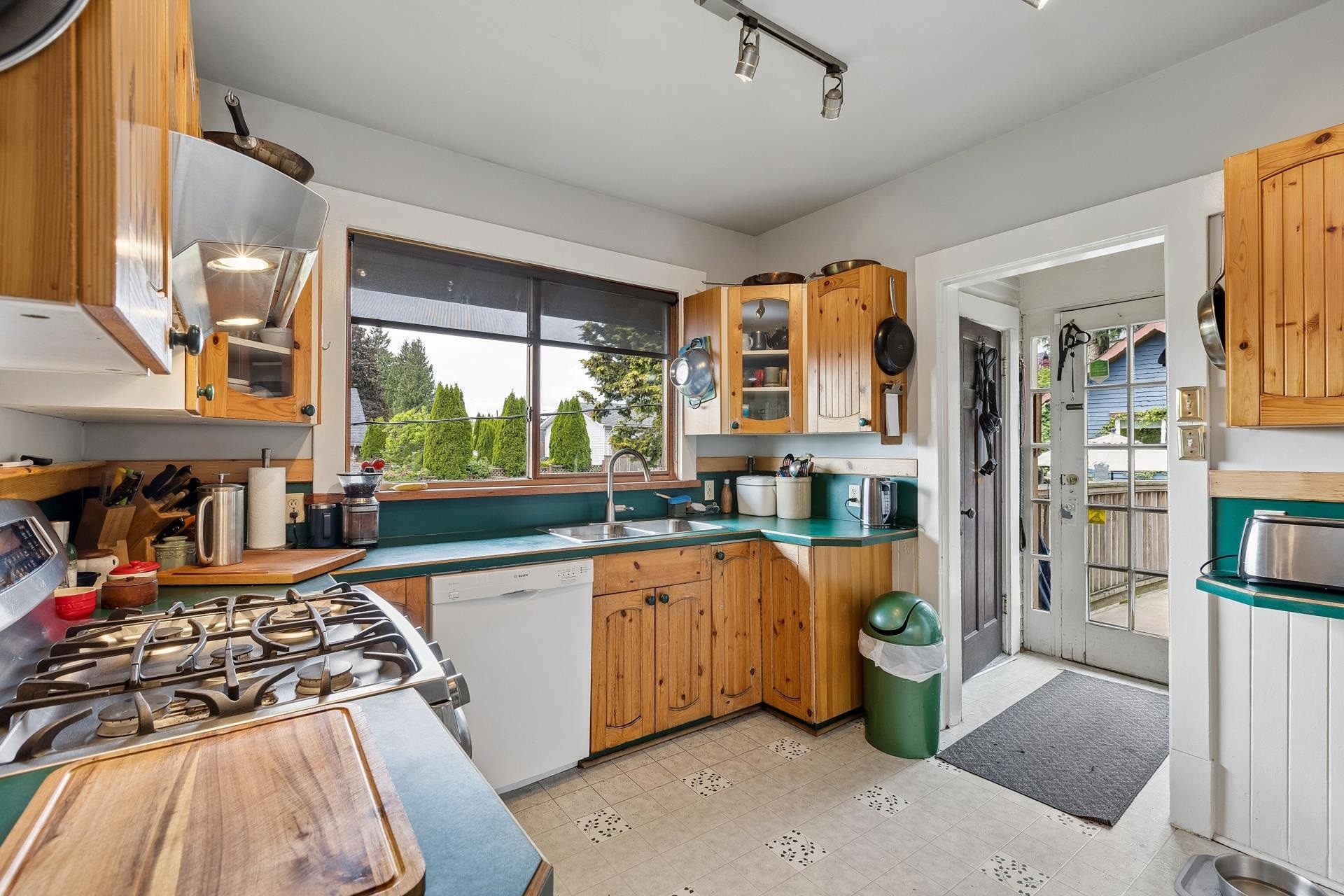 534 7Th Street E, North Vancouver, BC